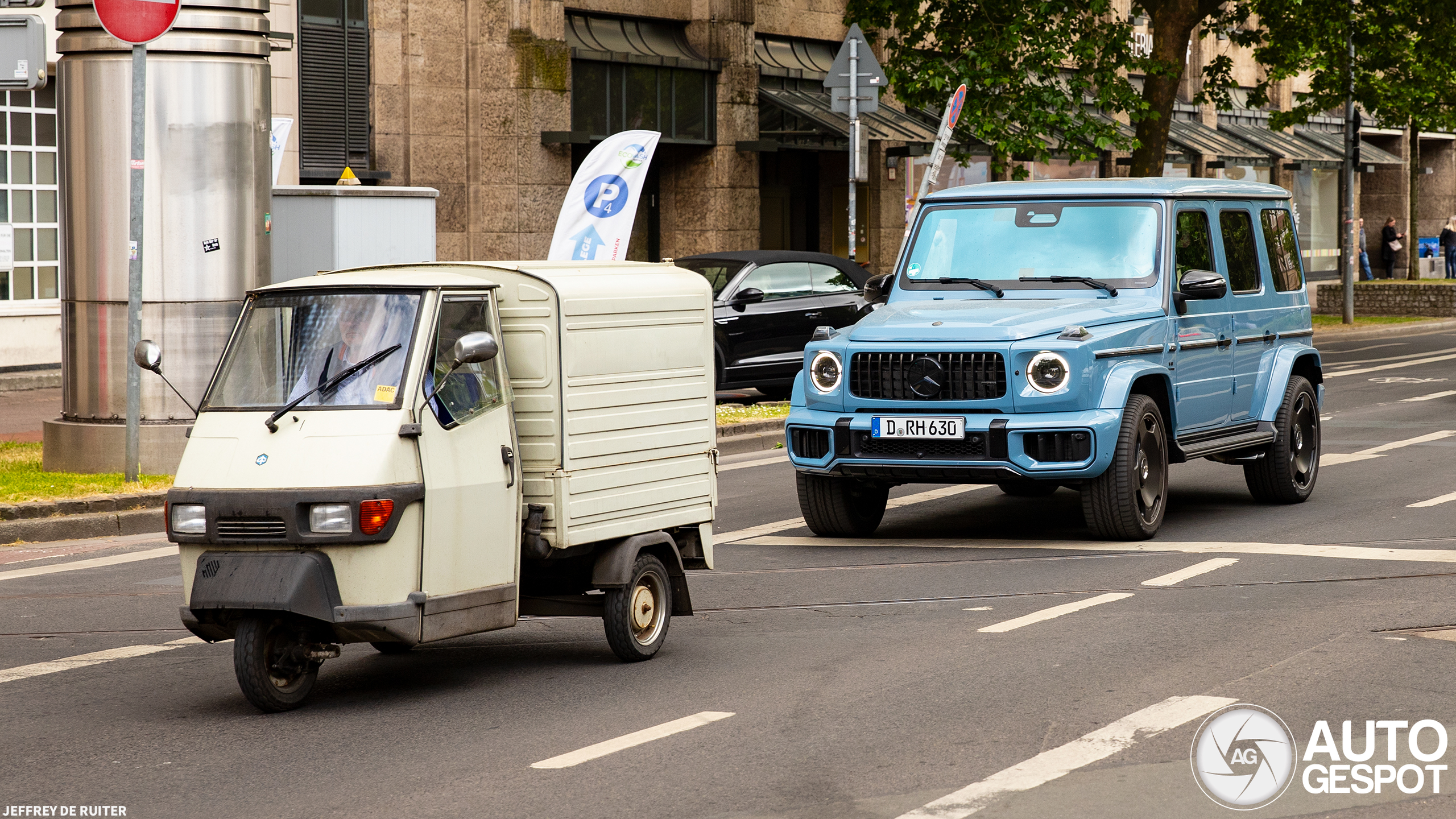 G 63 AMG versus tuktuk; groter contrast bestaat niet?