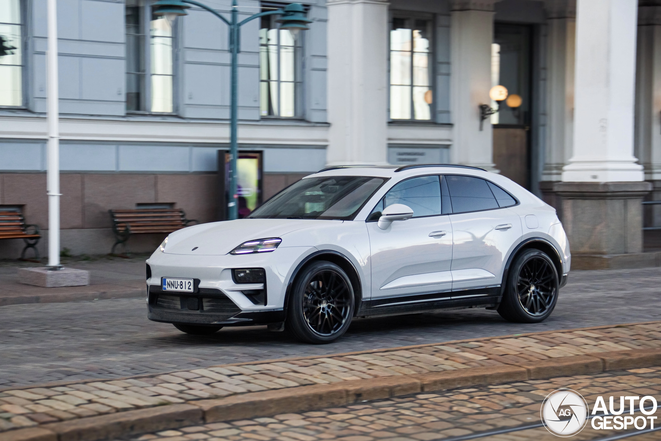 Porsche Macan EV Turbo