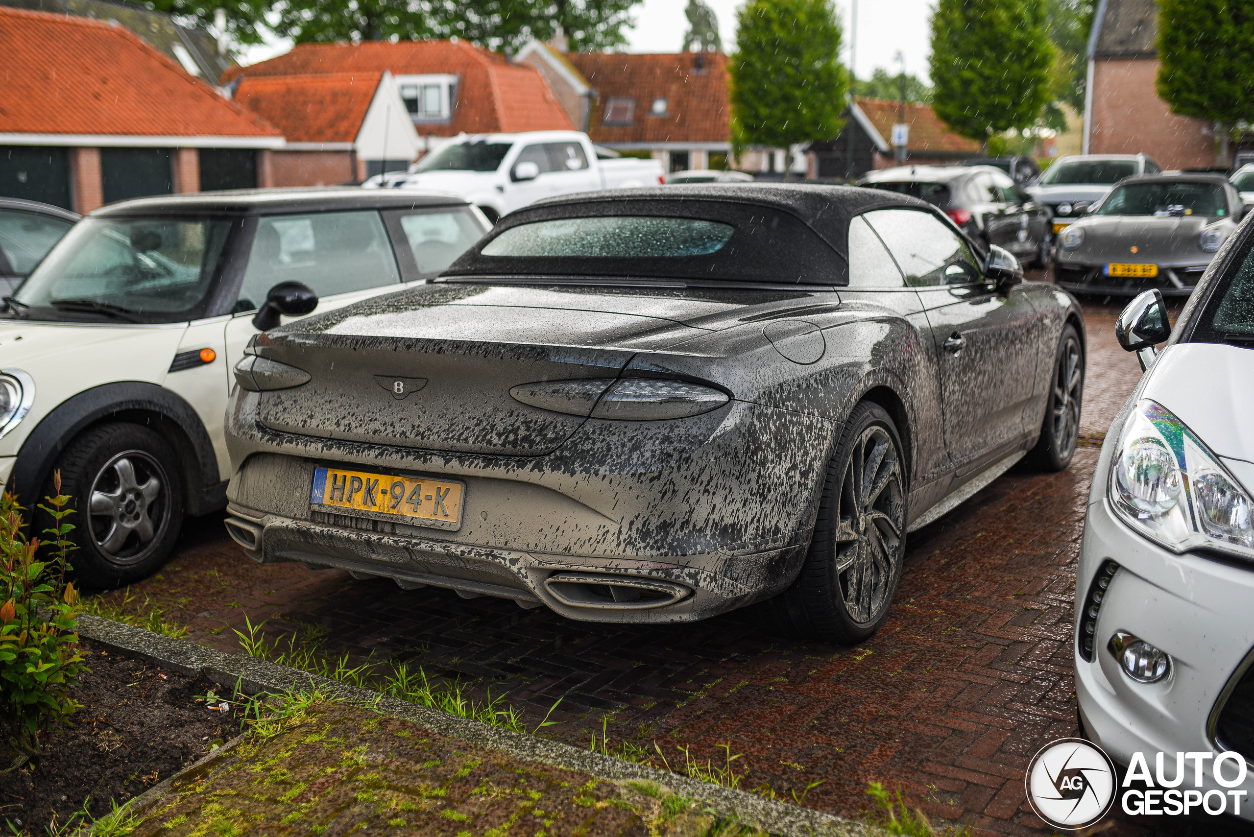 Bentley Continental GTC Speed is net nieuw en al goed gebruikt!