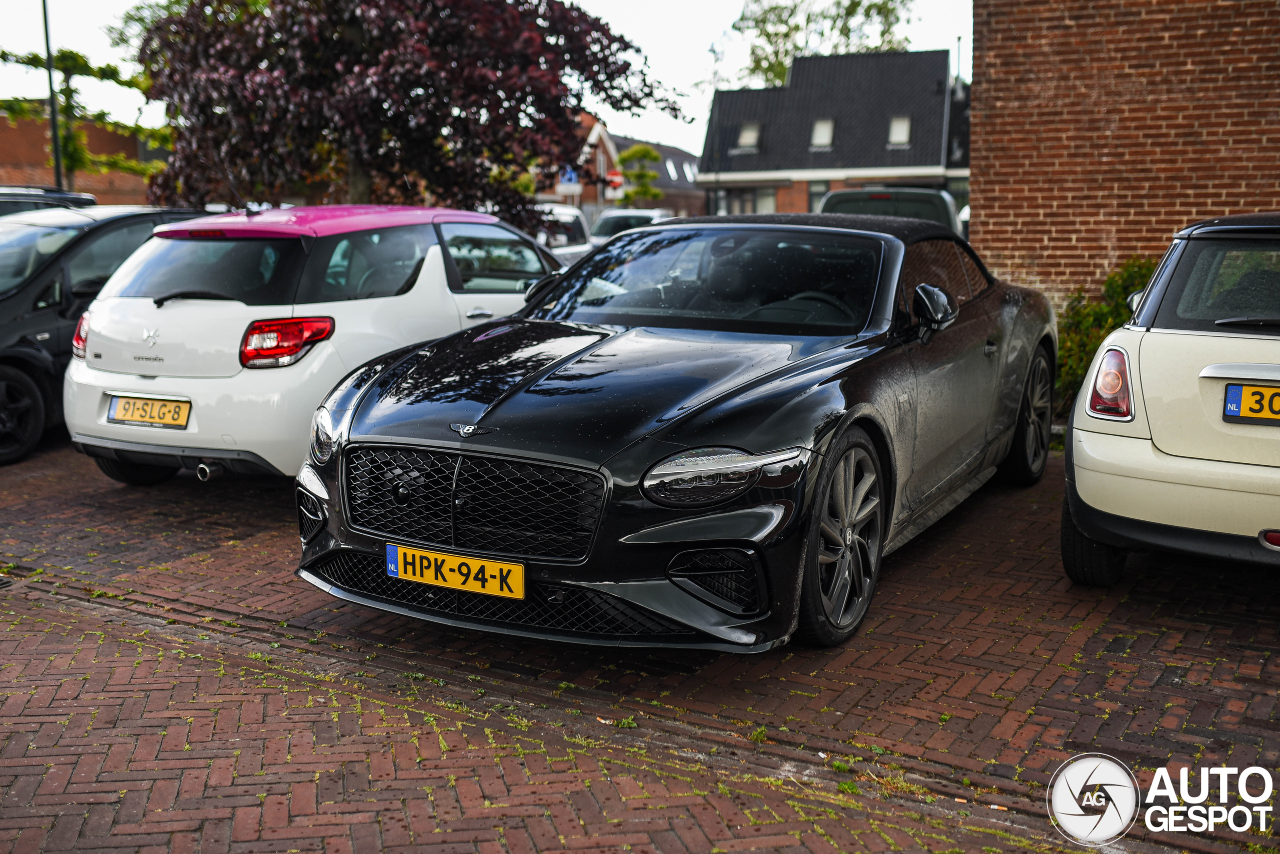 Bentley Continental GTC Speed is net nieuw en al goed gebruikt!