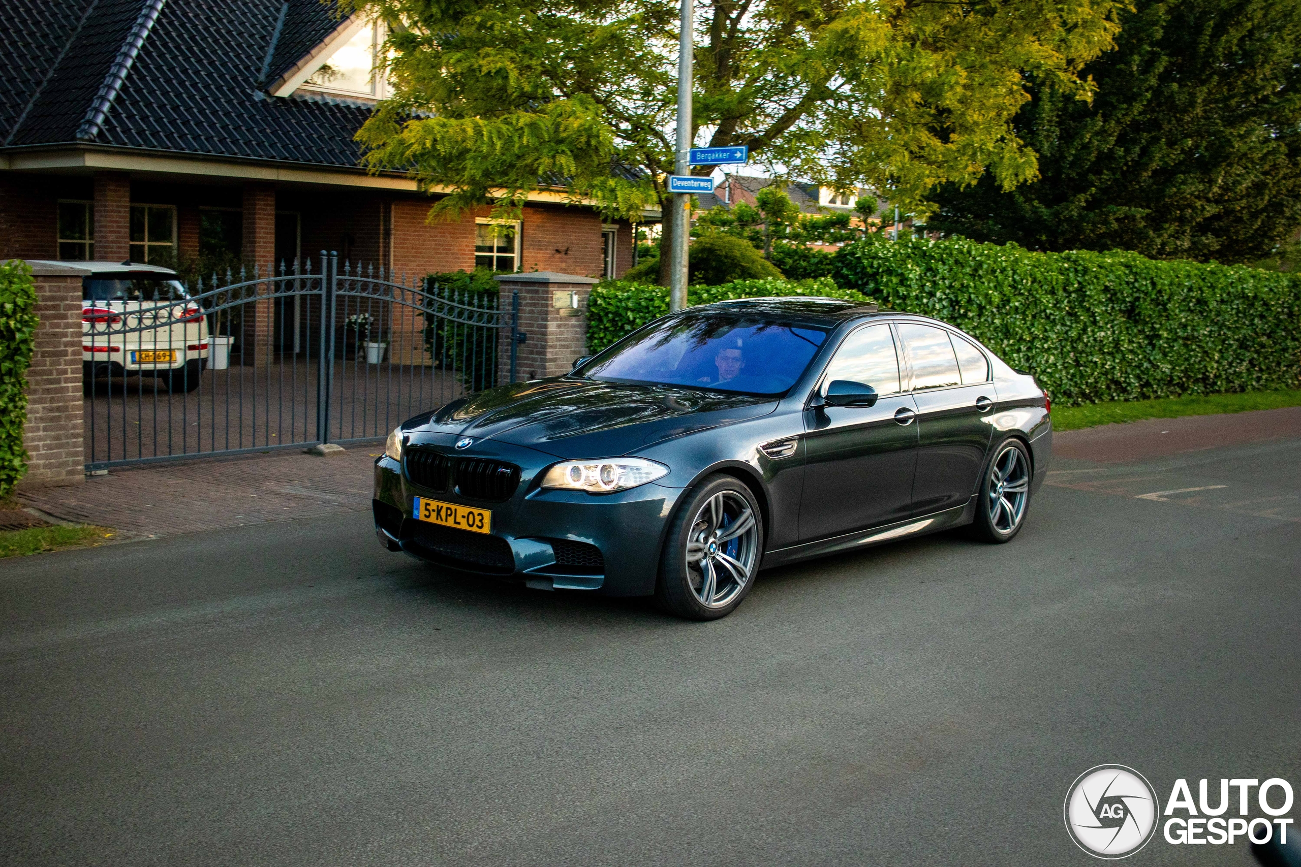 BMW M5 F10 2011