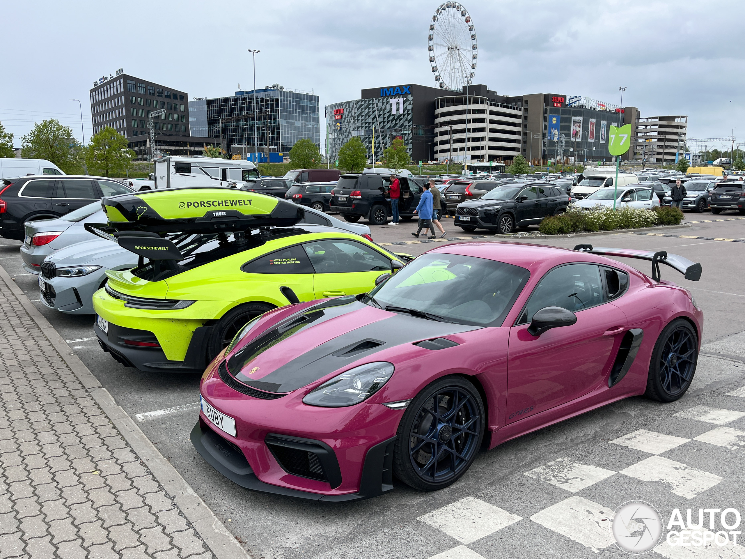 Zweedse Porsches van de GT divisie op reis in Estland