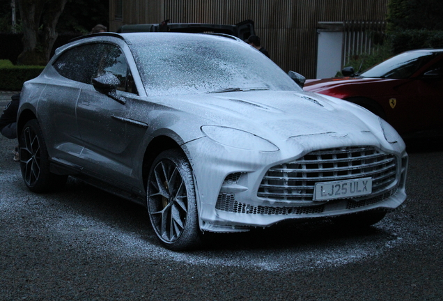 Aston Martin DBX707