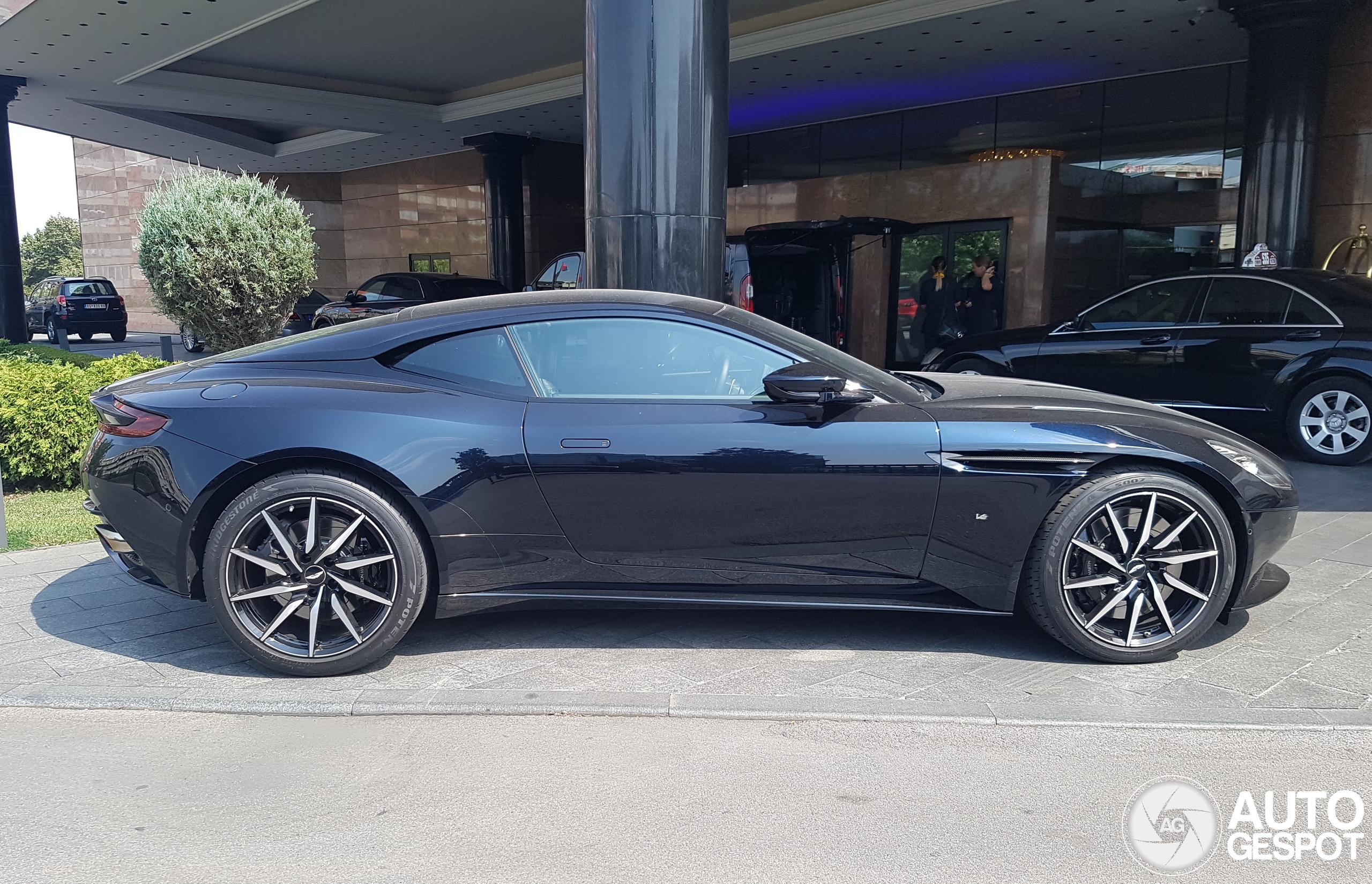 Aston Martin DB11