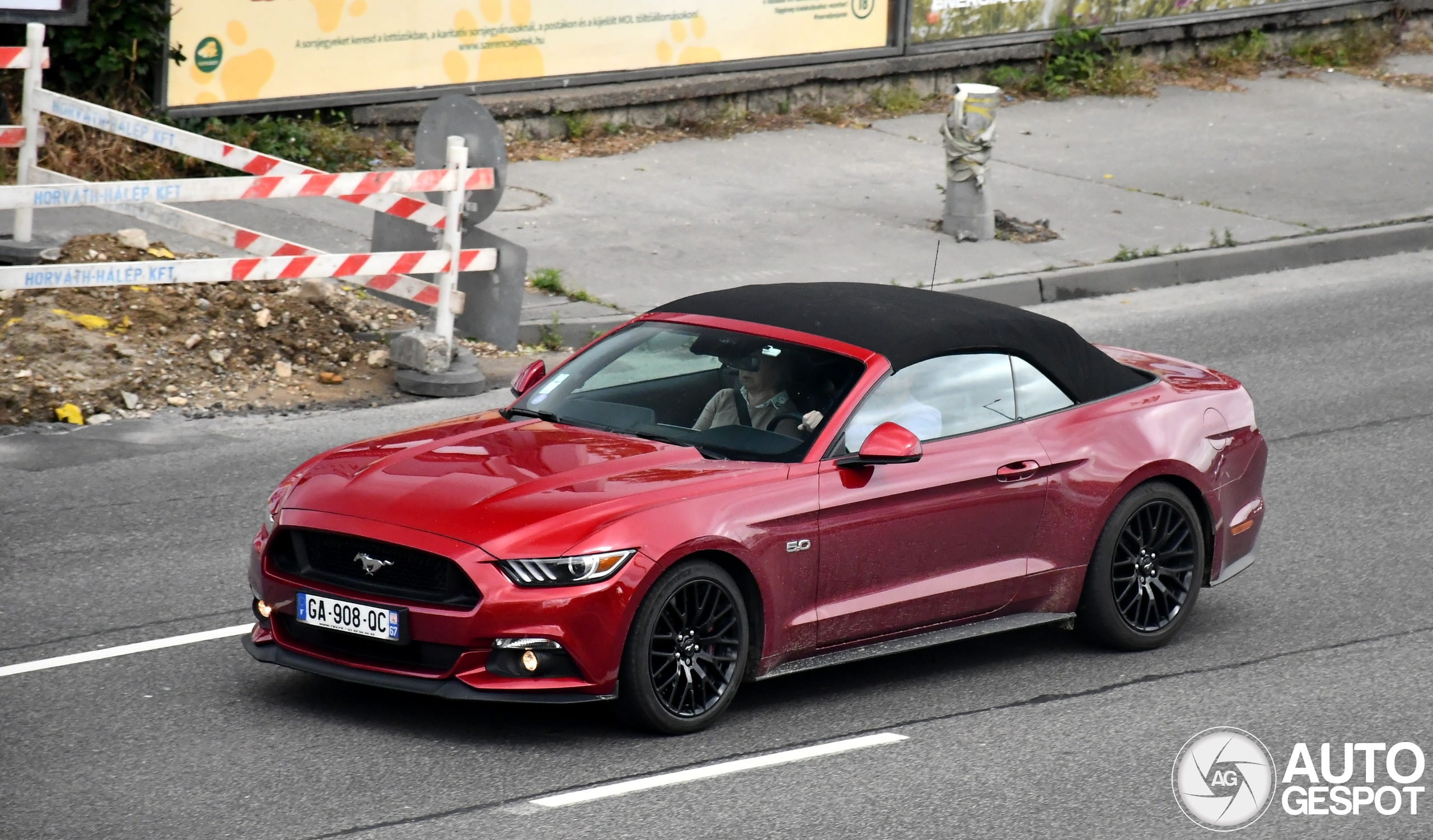 A felelős játék metaforája: egy nyitott tetejű autó a szabadság és a kontroll szimbóluma.