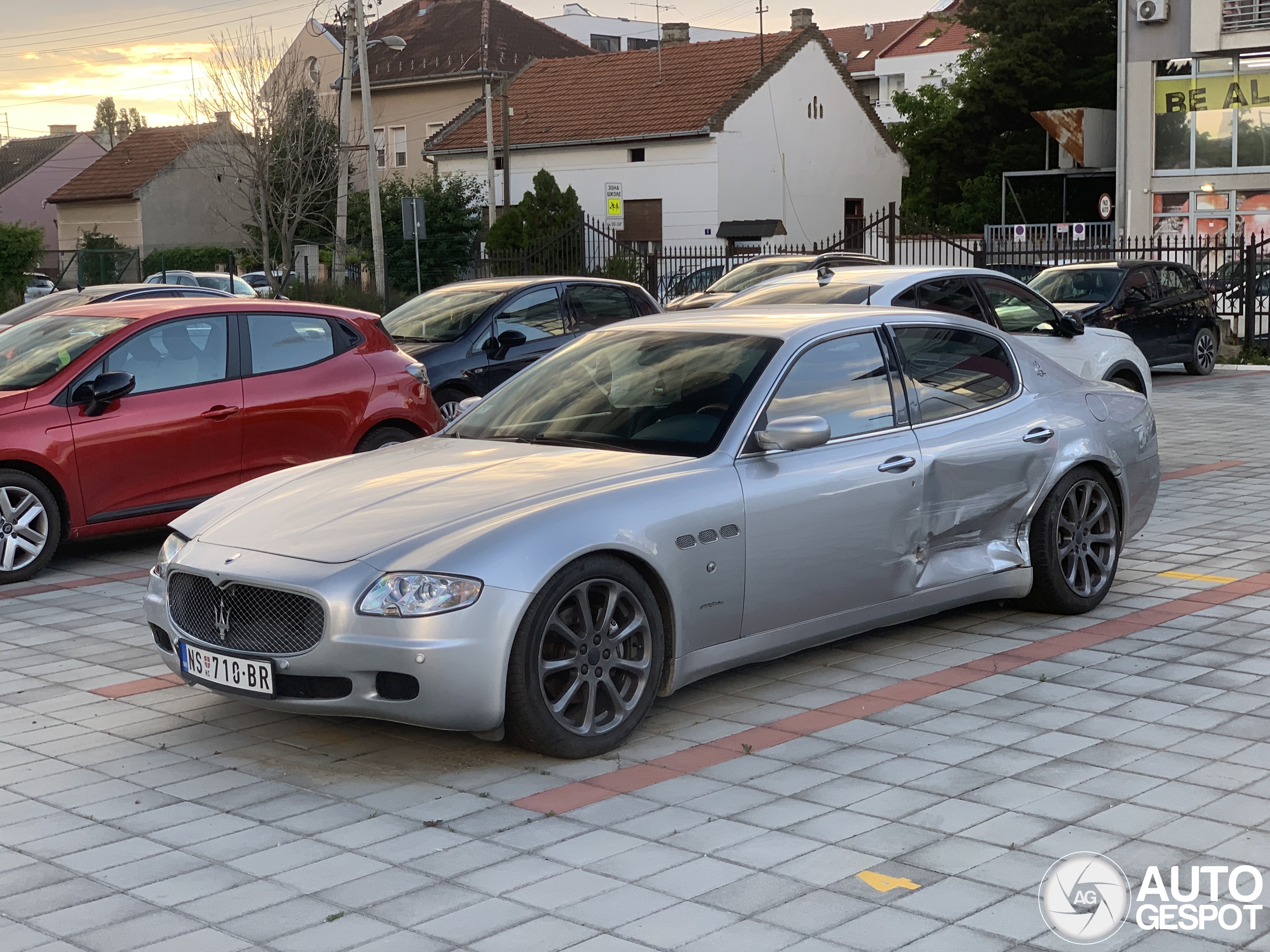 Maserati Quattroporte staat total loss op parkeerplaats