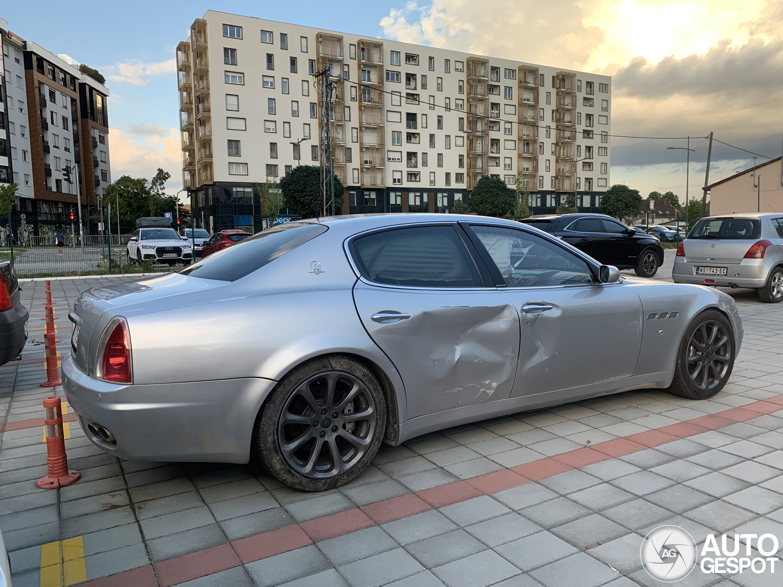 Maserati Quattroporte staat total loss op parkeerplaats