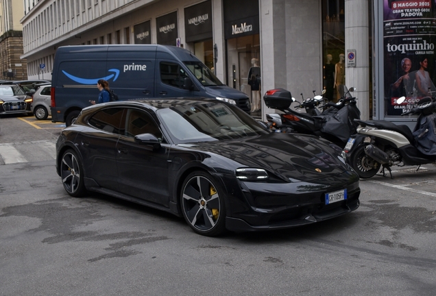 Porsche Taycan Turbo S Cross Turismo