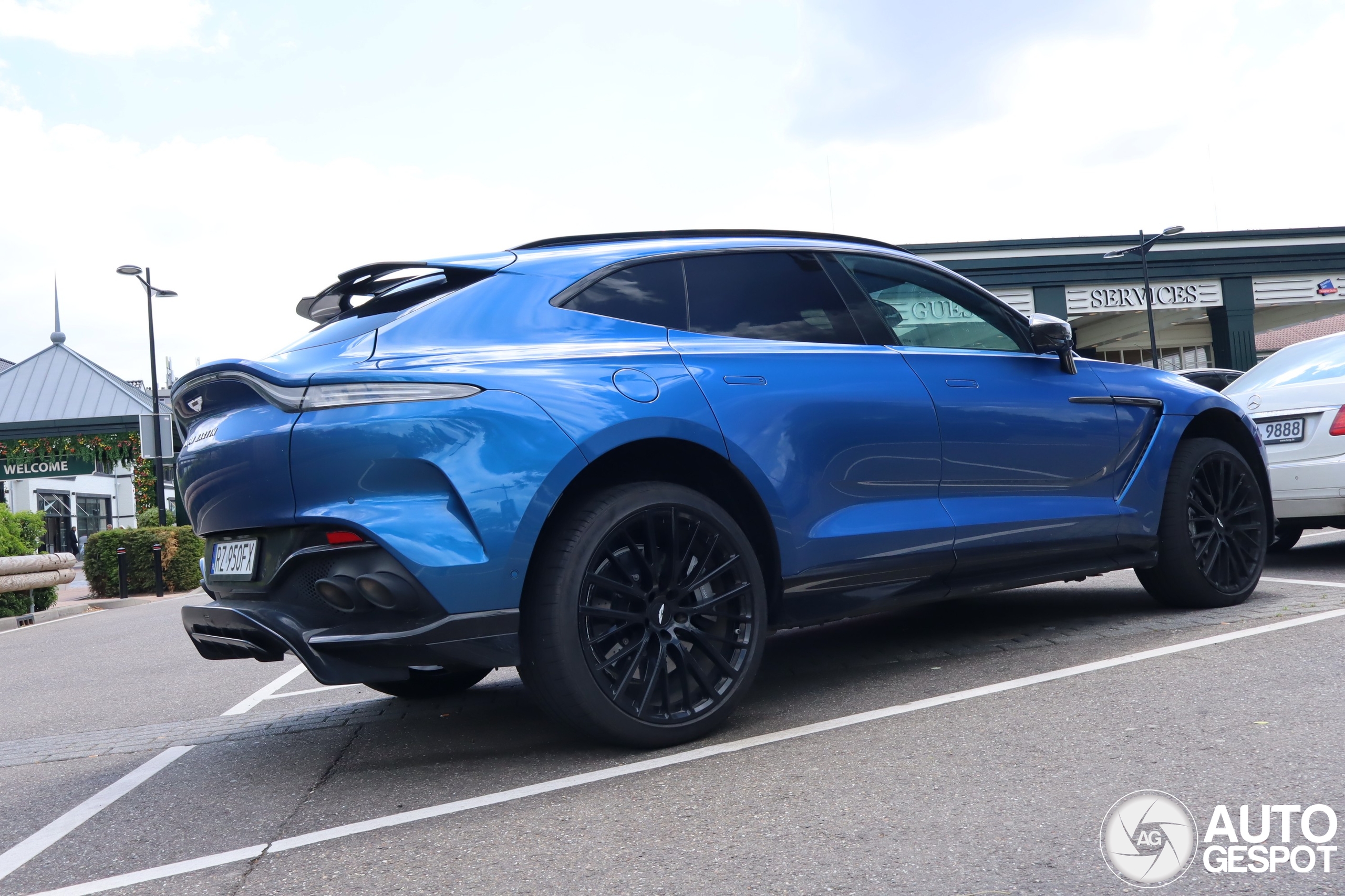 Aston Martin DBX707