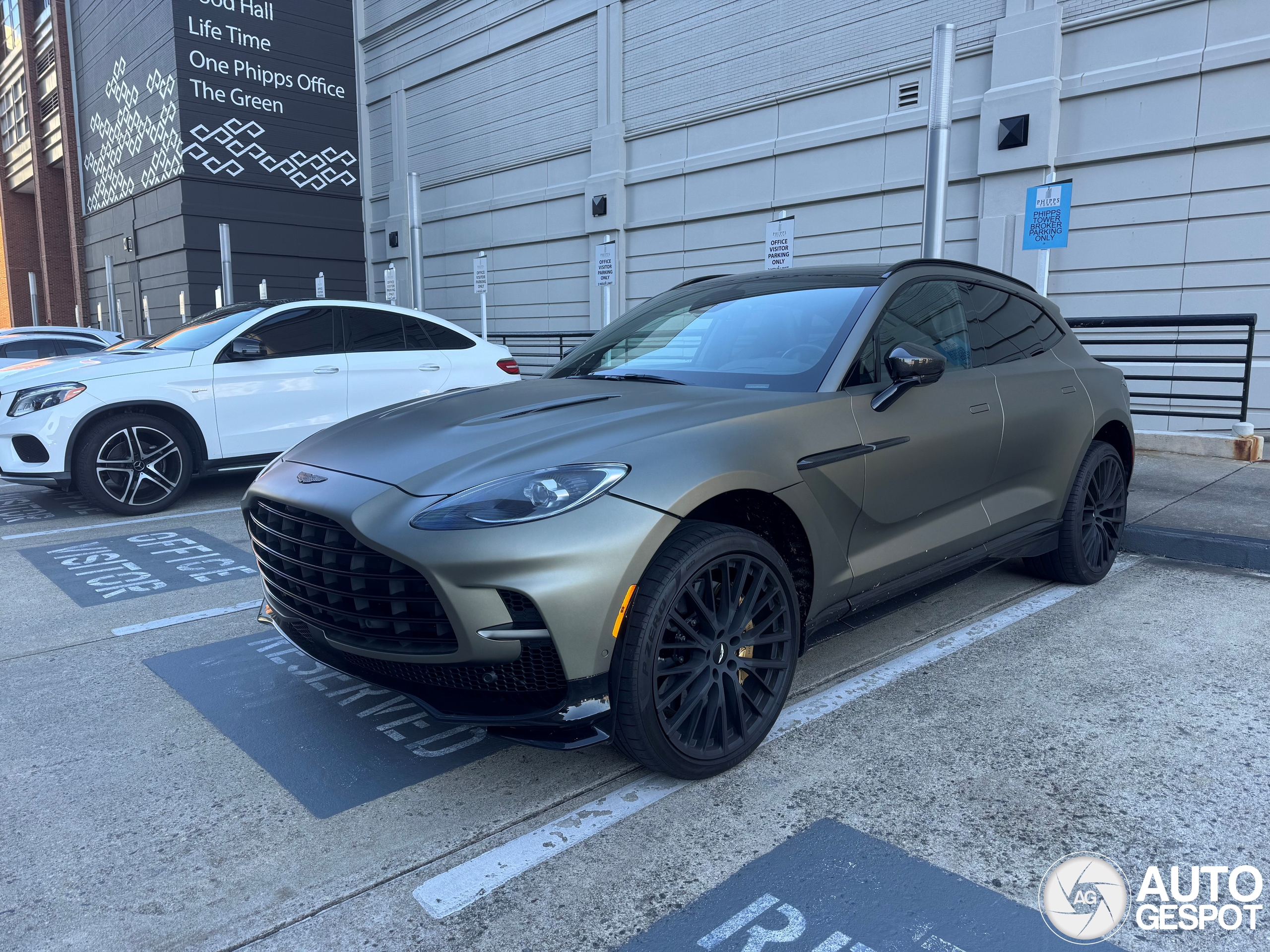 Aston Martin DBX707