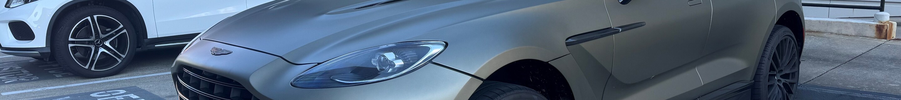 Aston Martin DBX707