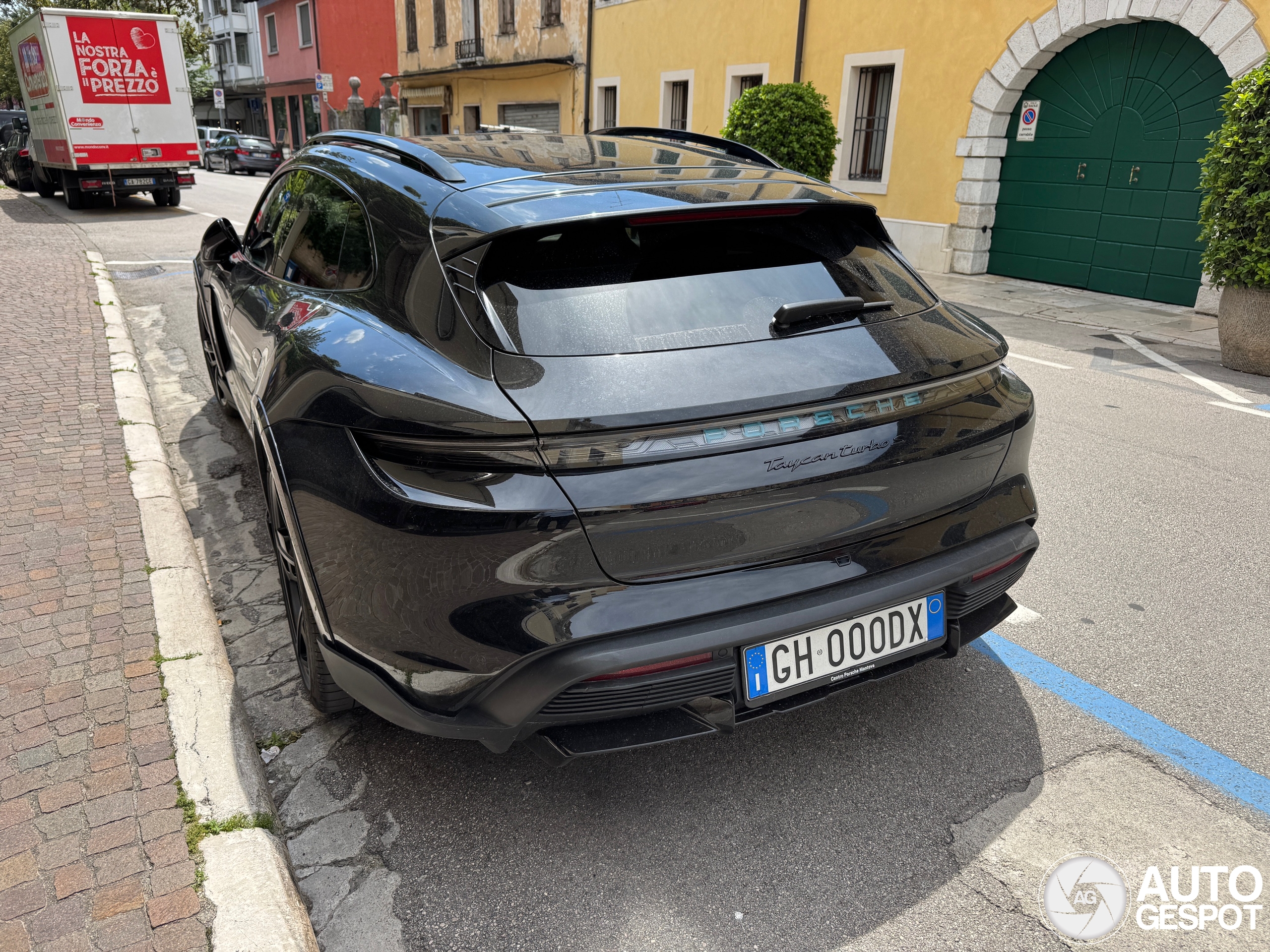 Porsche Taycan Turbo S Cross Turismo