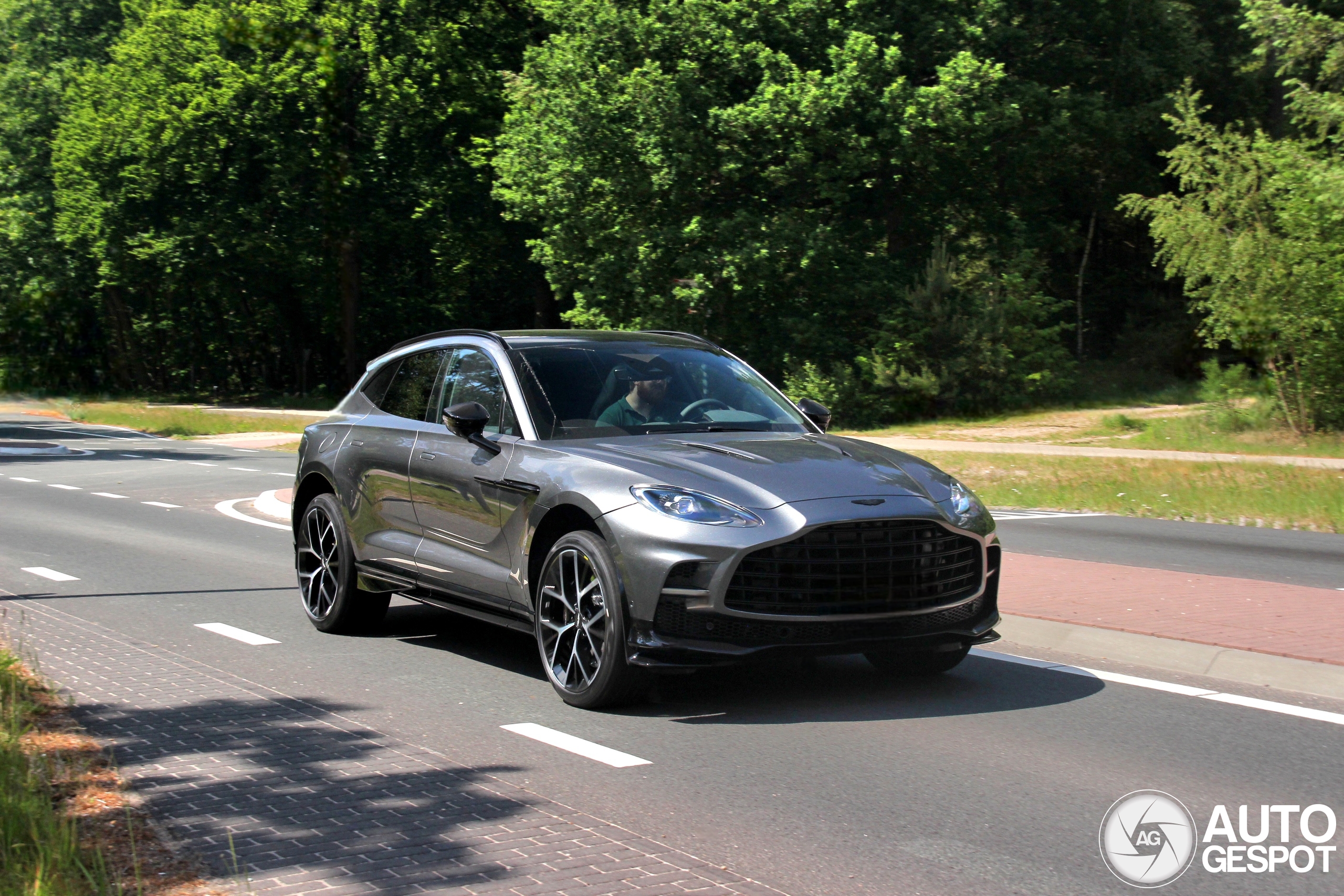Aston Martin DBX707