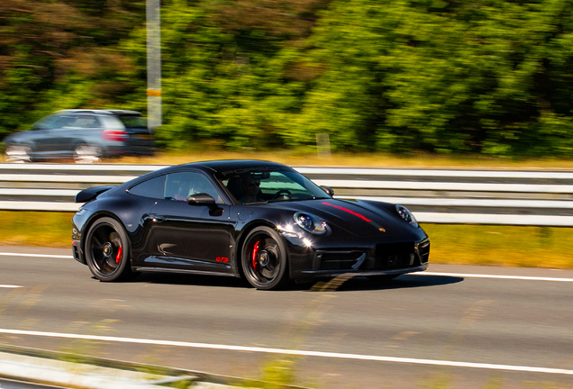Porsche 992 Carrera 4 GTS
