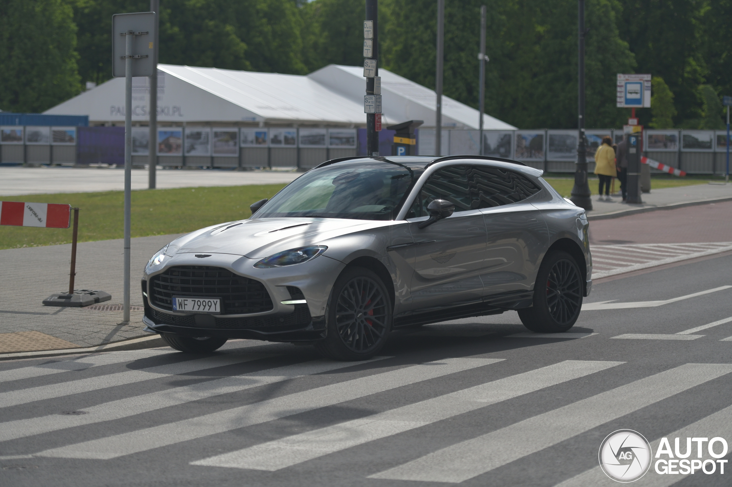 Aston Martin DBX707
