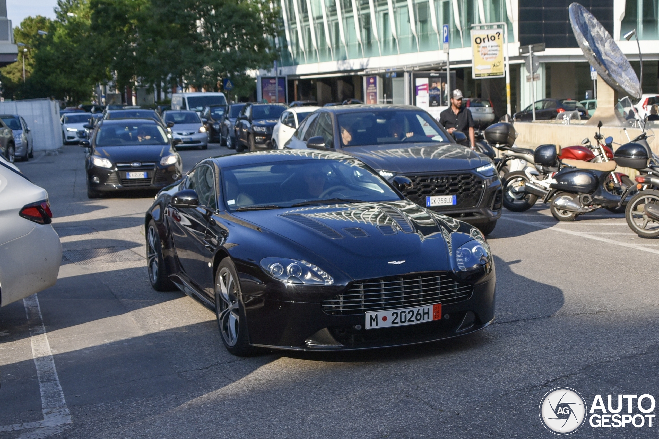 Aston Martin V12 Vantage
