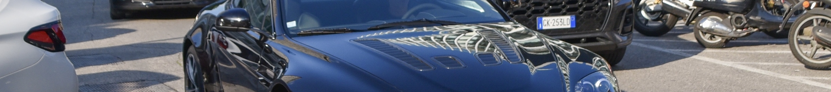 Aston Martin V12 Vantage
