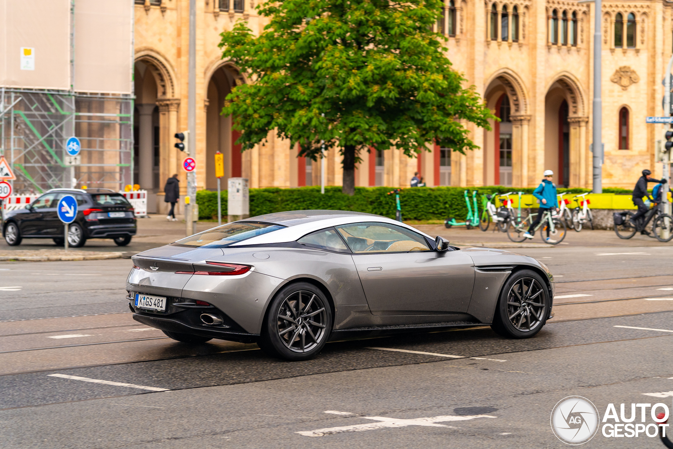 Aston Martin DB11