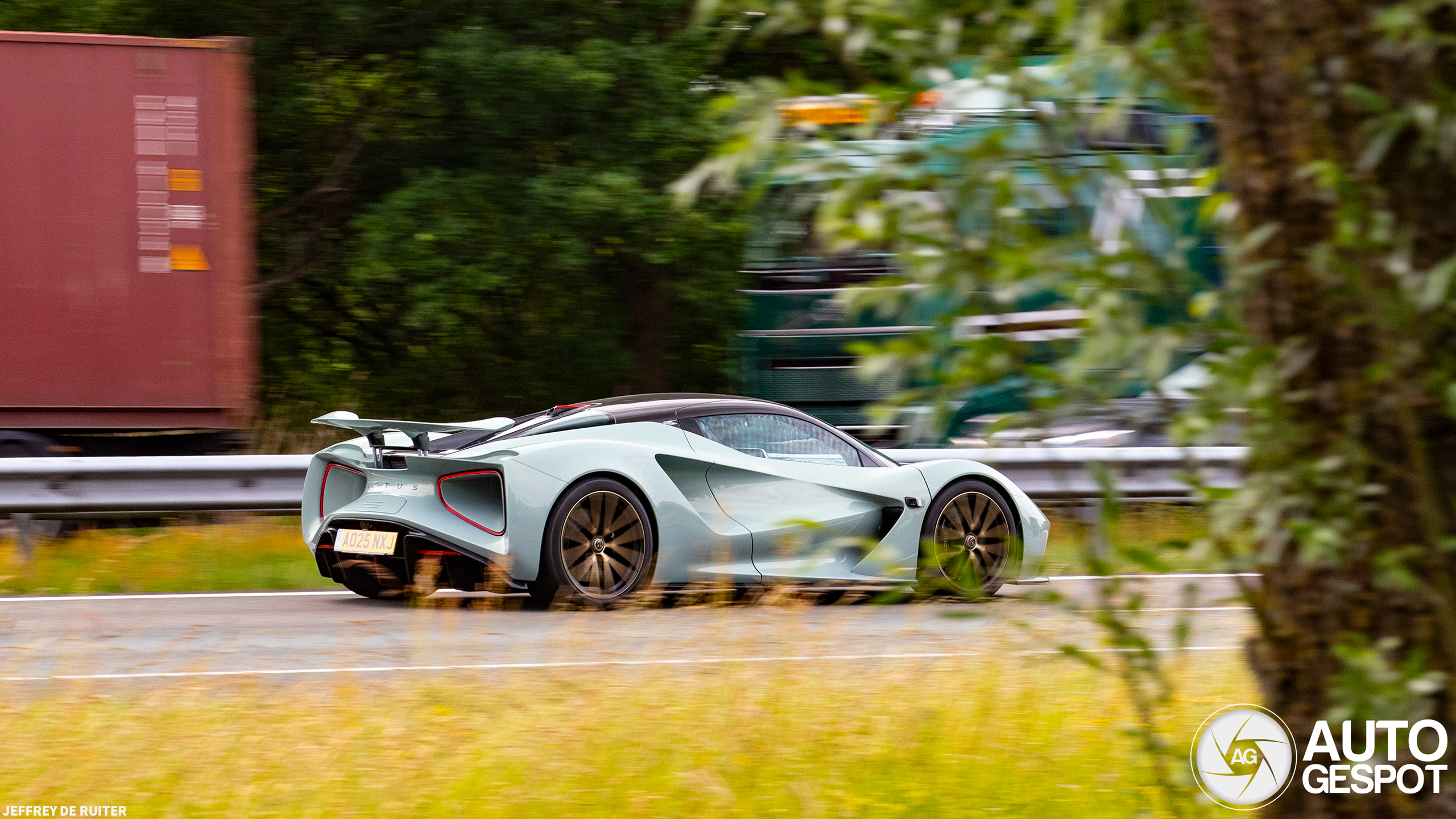 Elektrische hypercar raast over de Nederlandse snelweg