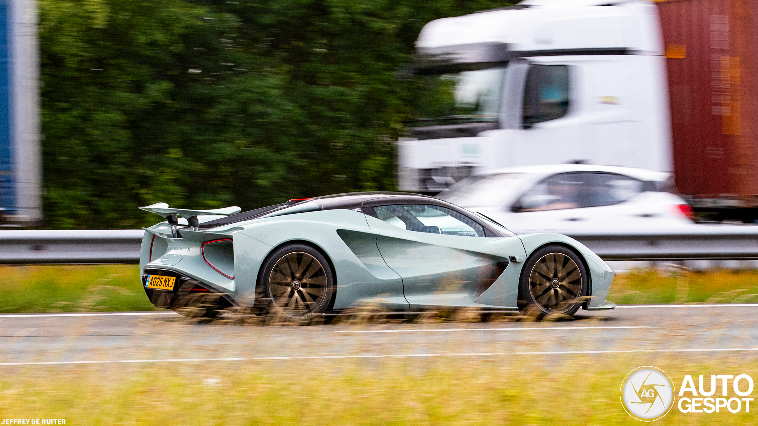 Elektrische hypercar raast over de Nederlandse snelweg