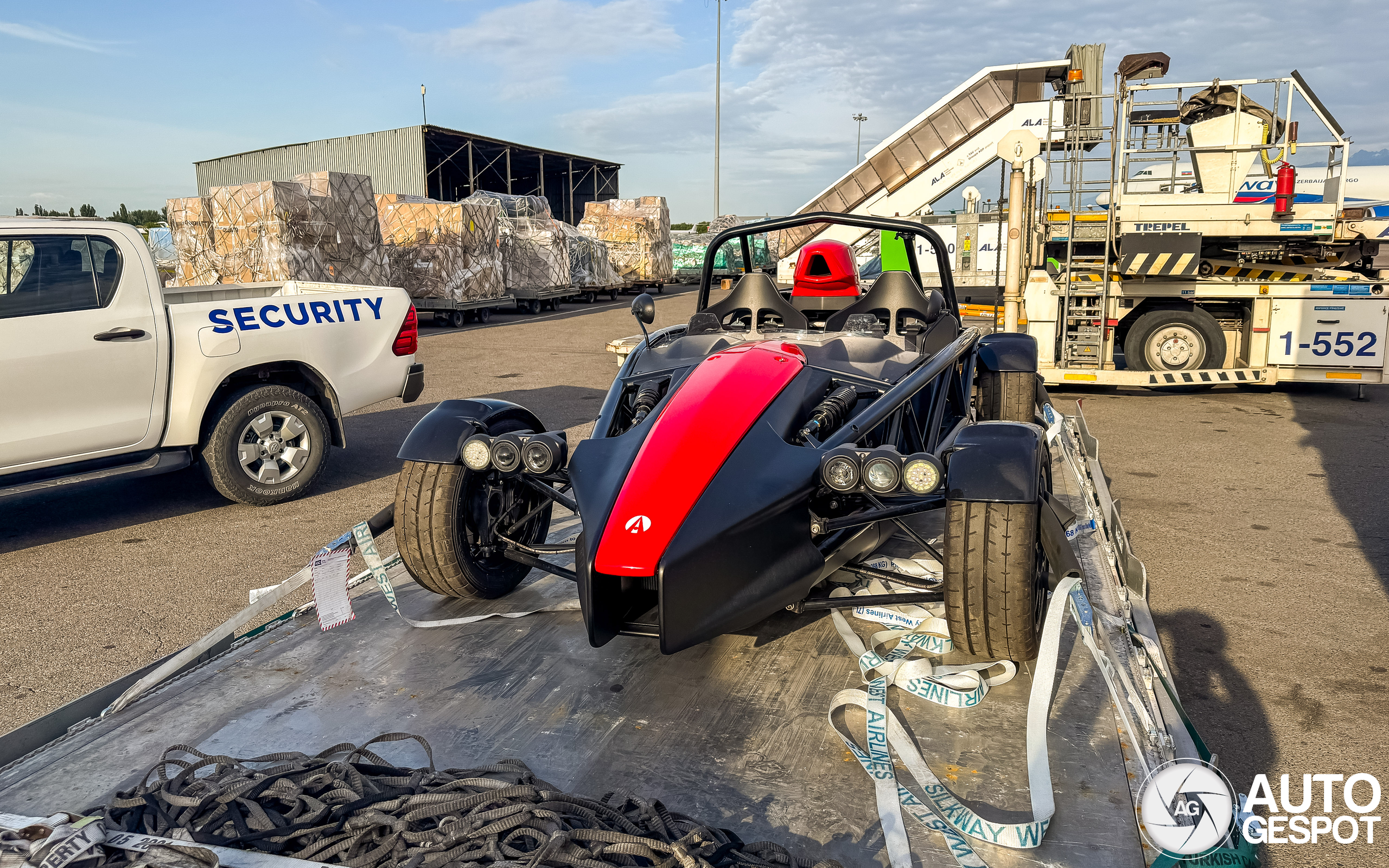 Ariel Atom wordt gespot vanuit... het vliegtuig?