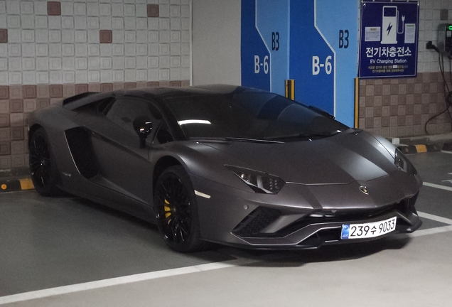 Lamborghini Aventador S LP740-4 Roadster