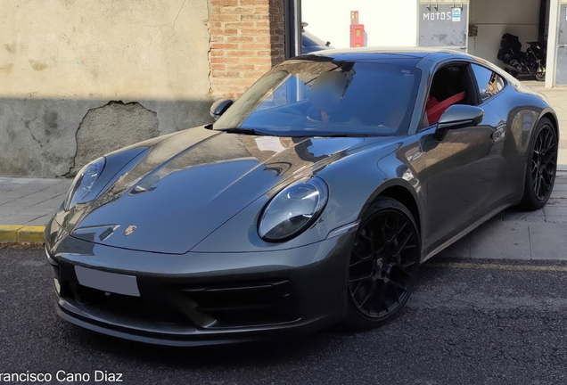 Porsche 992 Carrera 4 GTS