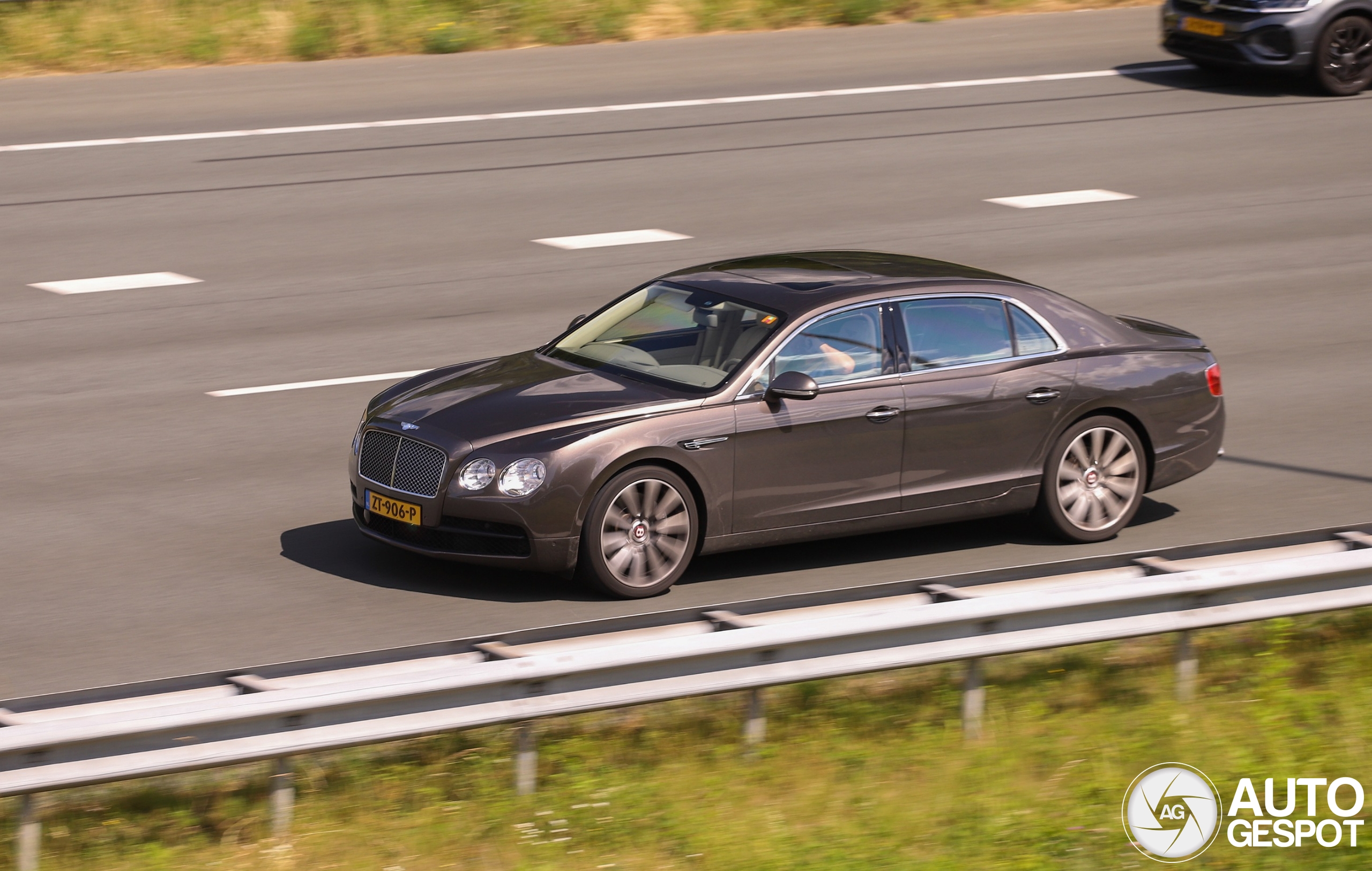 Bentley Flying Spur V8