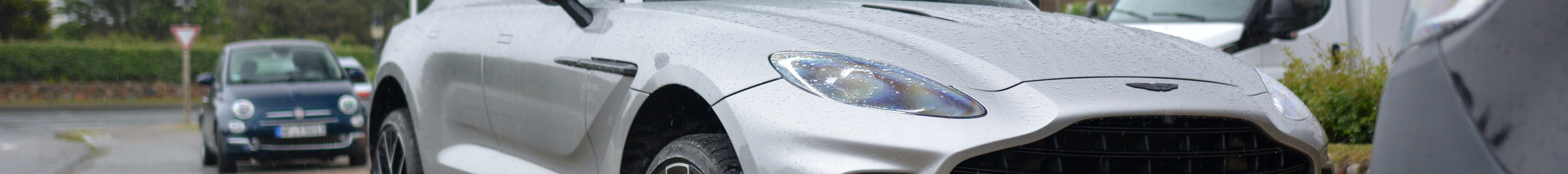 Aston Martin DBX707