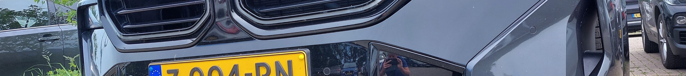 BMW XM G09 Label Red