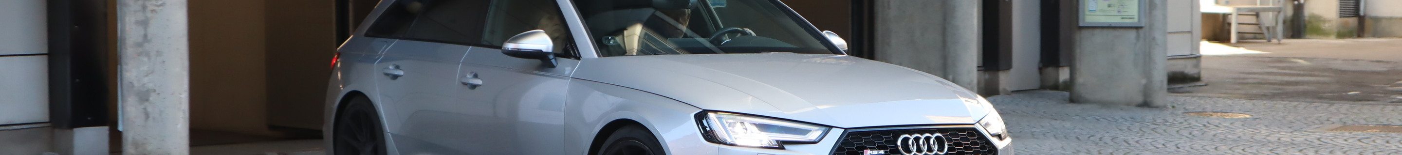 Audi RS4 Avant B9
