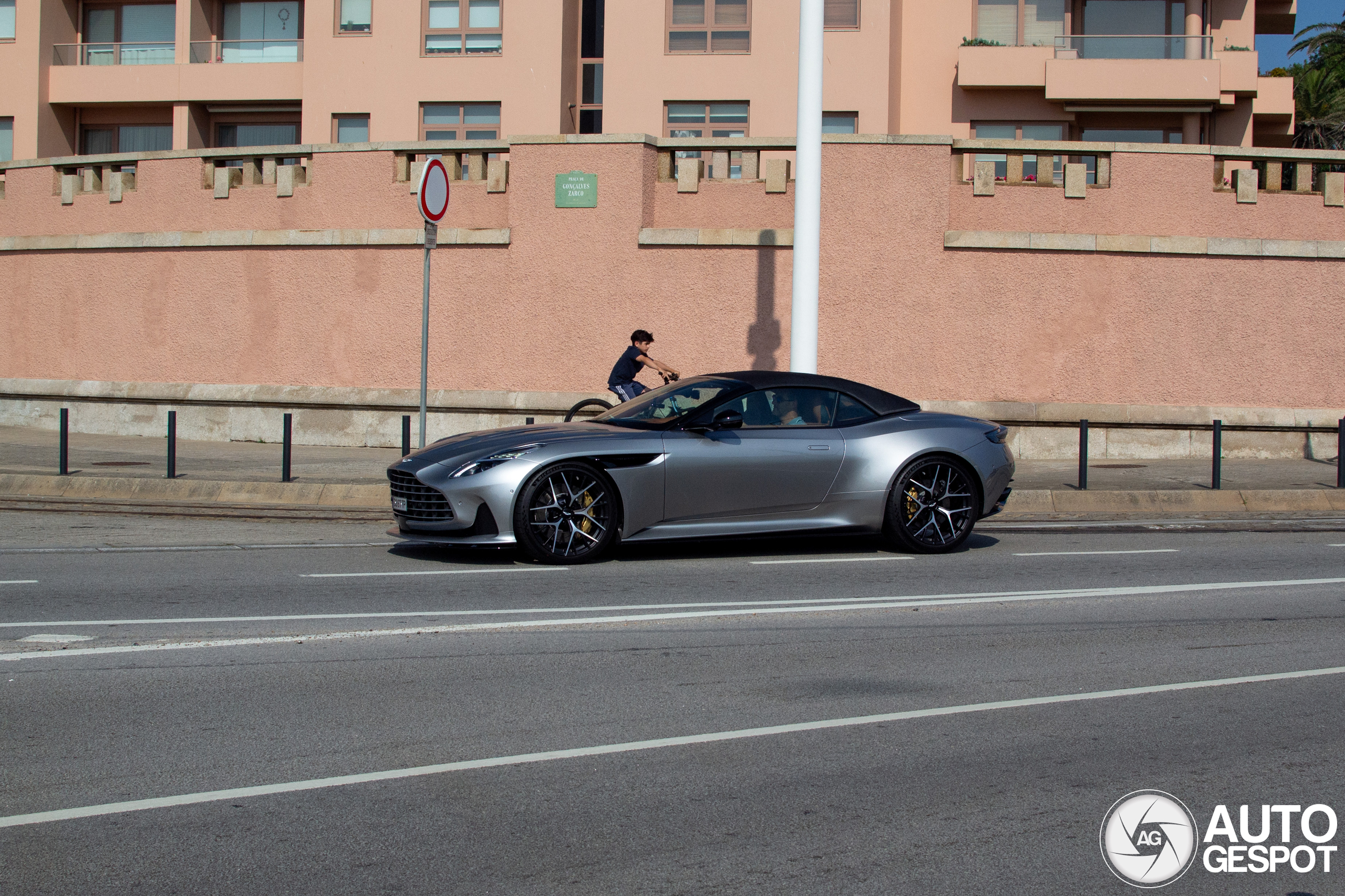 Aston Martin DB12 Volante