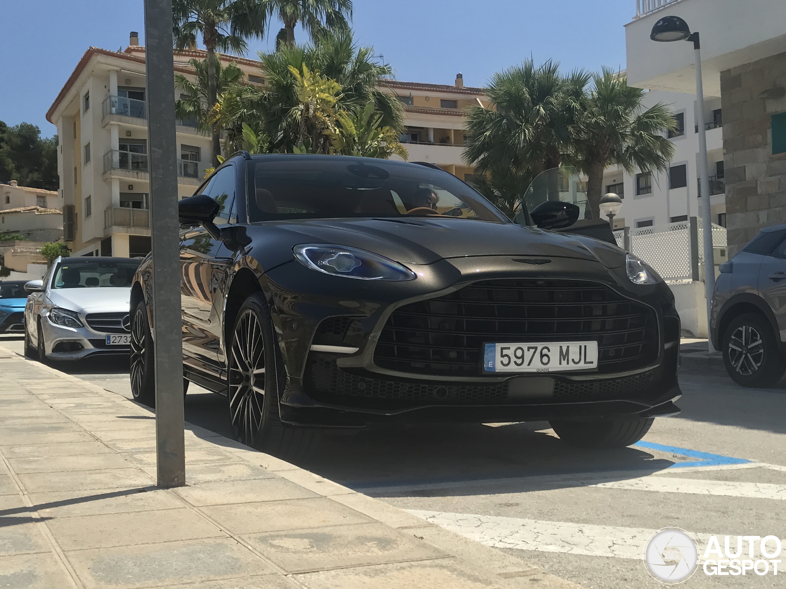 Aston Martin DBX707