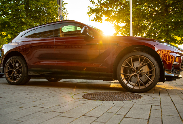 Aston Martin DBX707