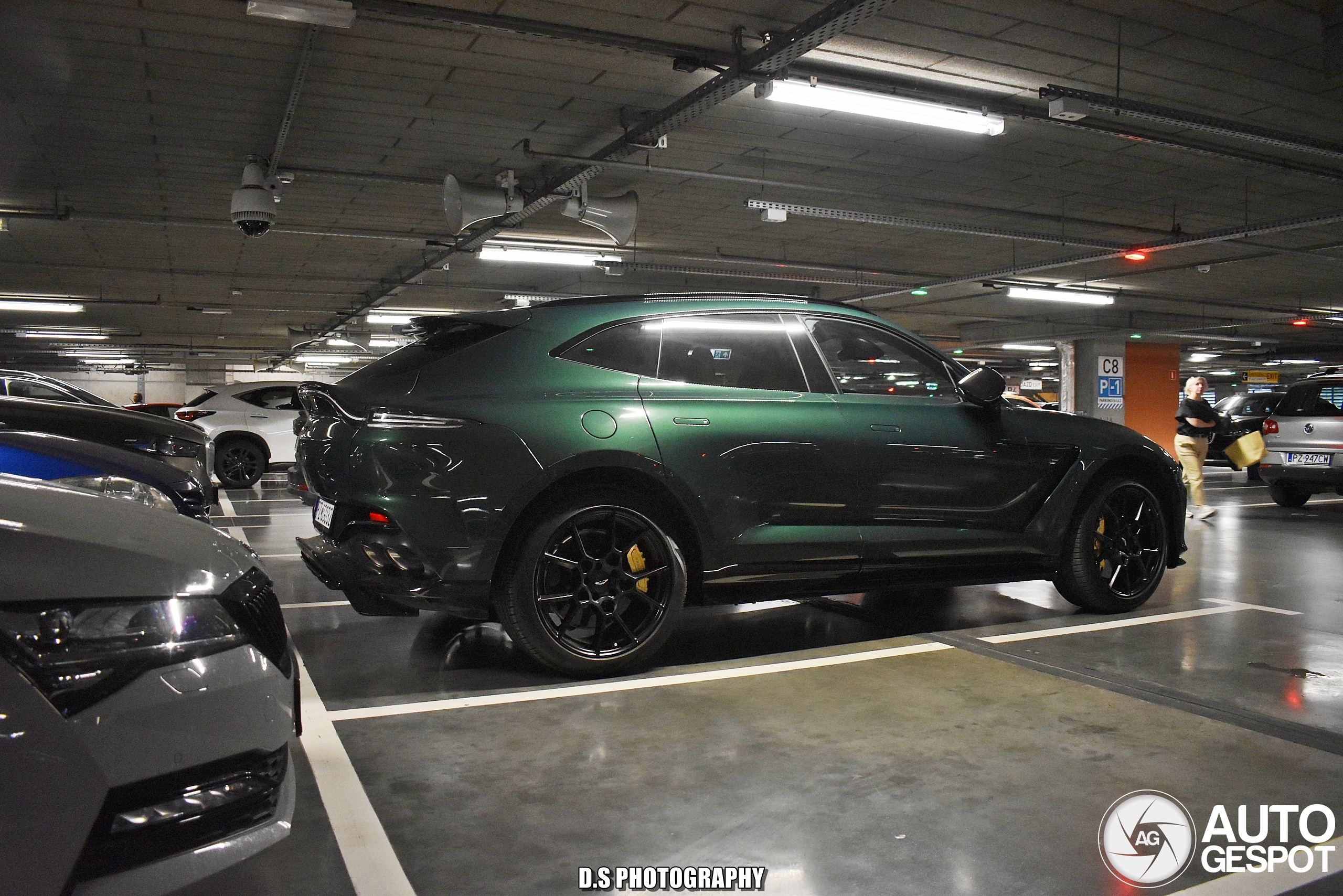 Aston Martin DBX707