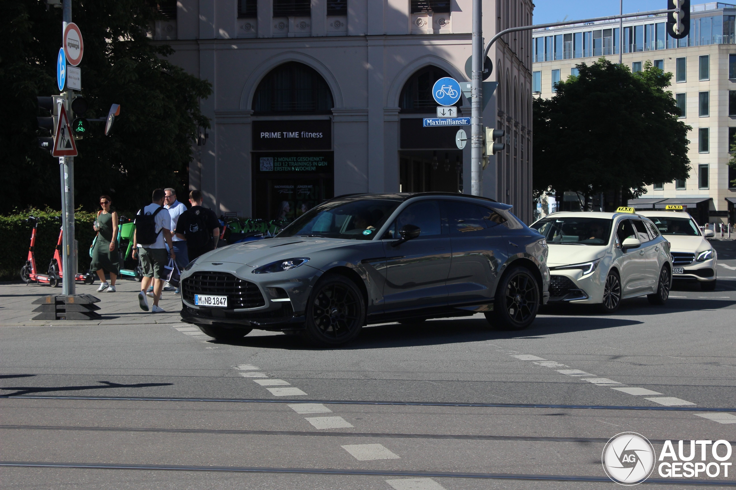 Aston Martin DBX707