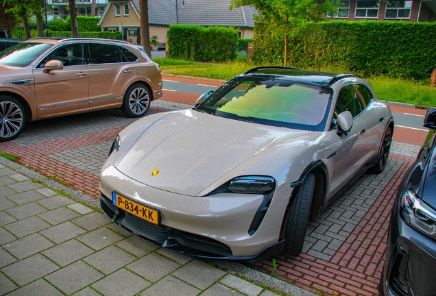Porsche Taycan Turbo S Cross Turismo