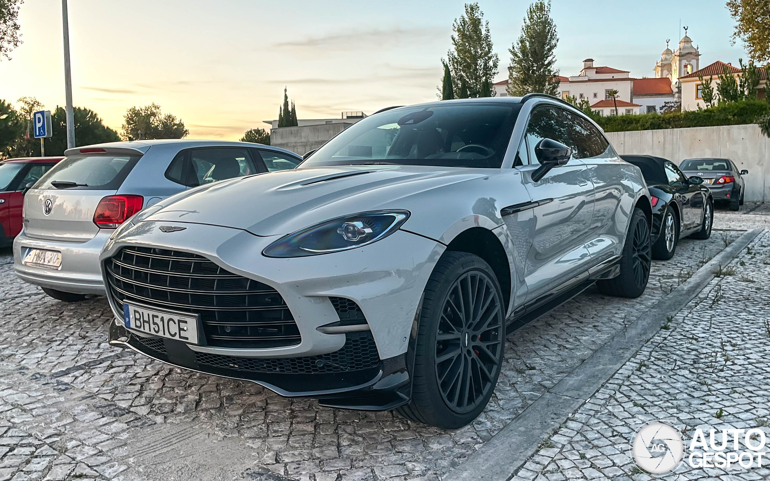 Aston Martin DBX707