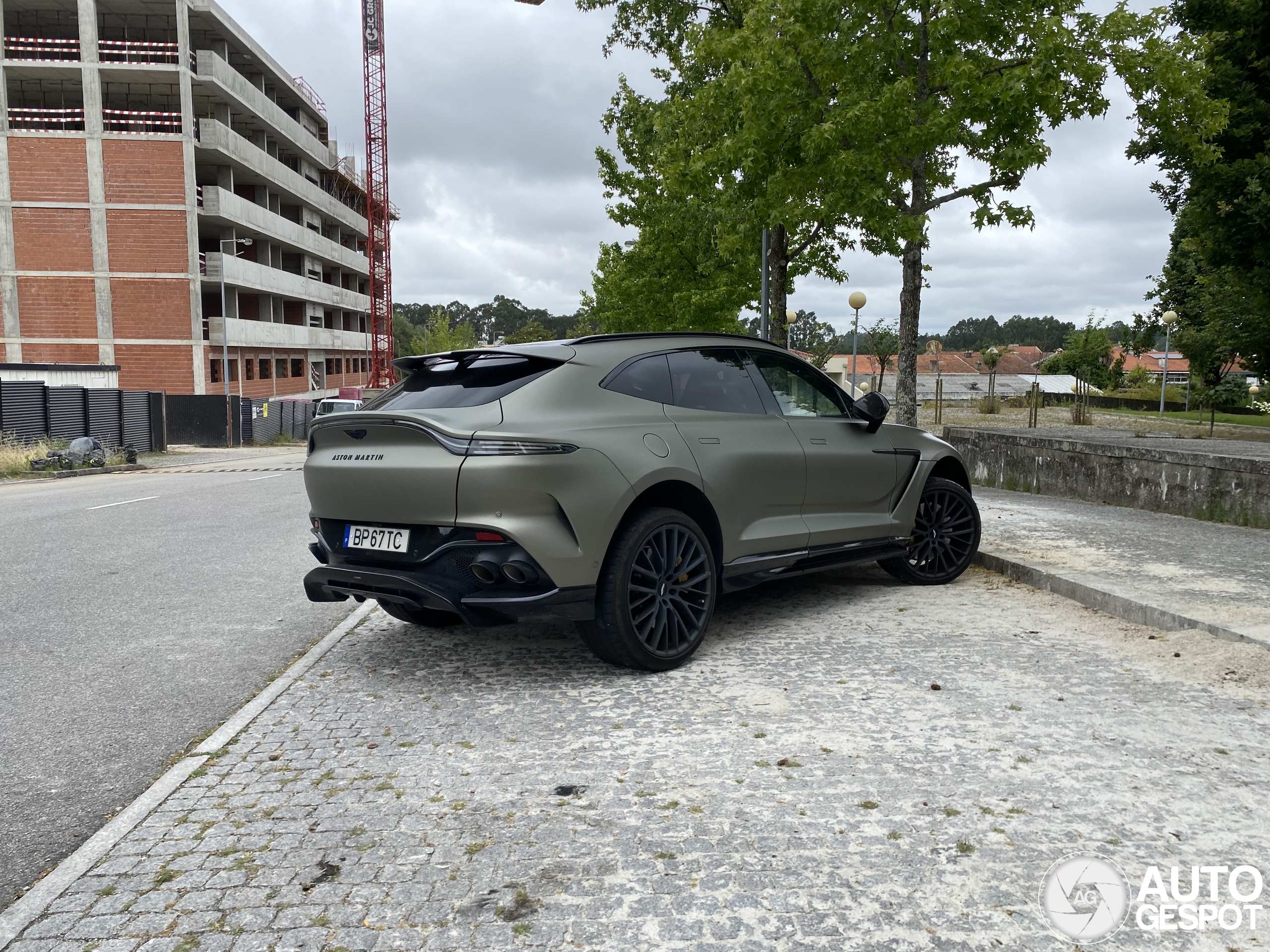 Aston Martin DBX707