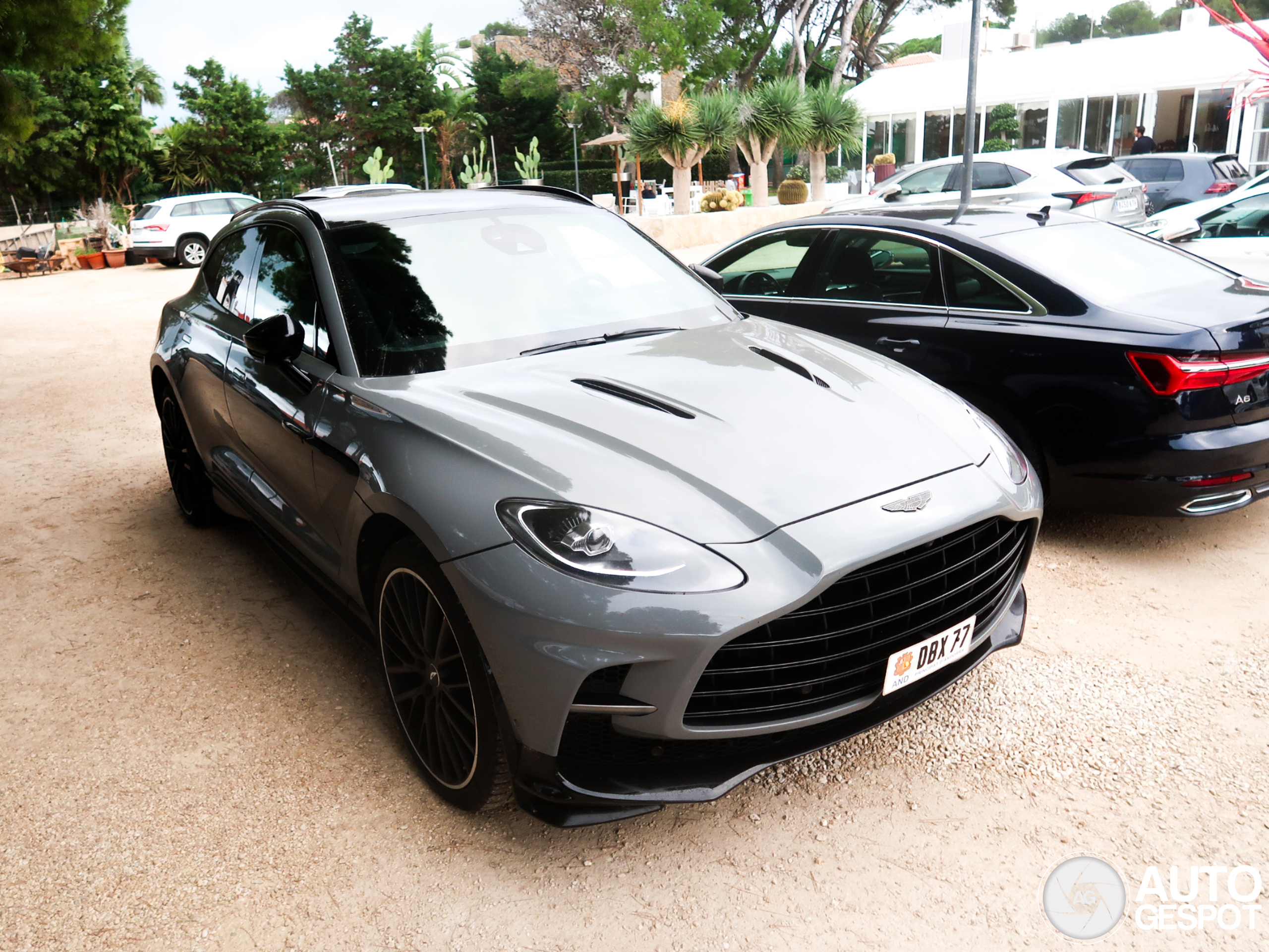Aston Martin DBX707