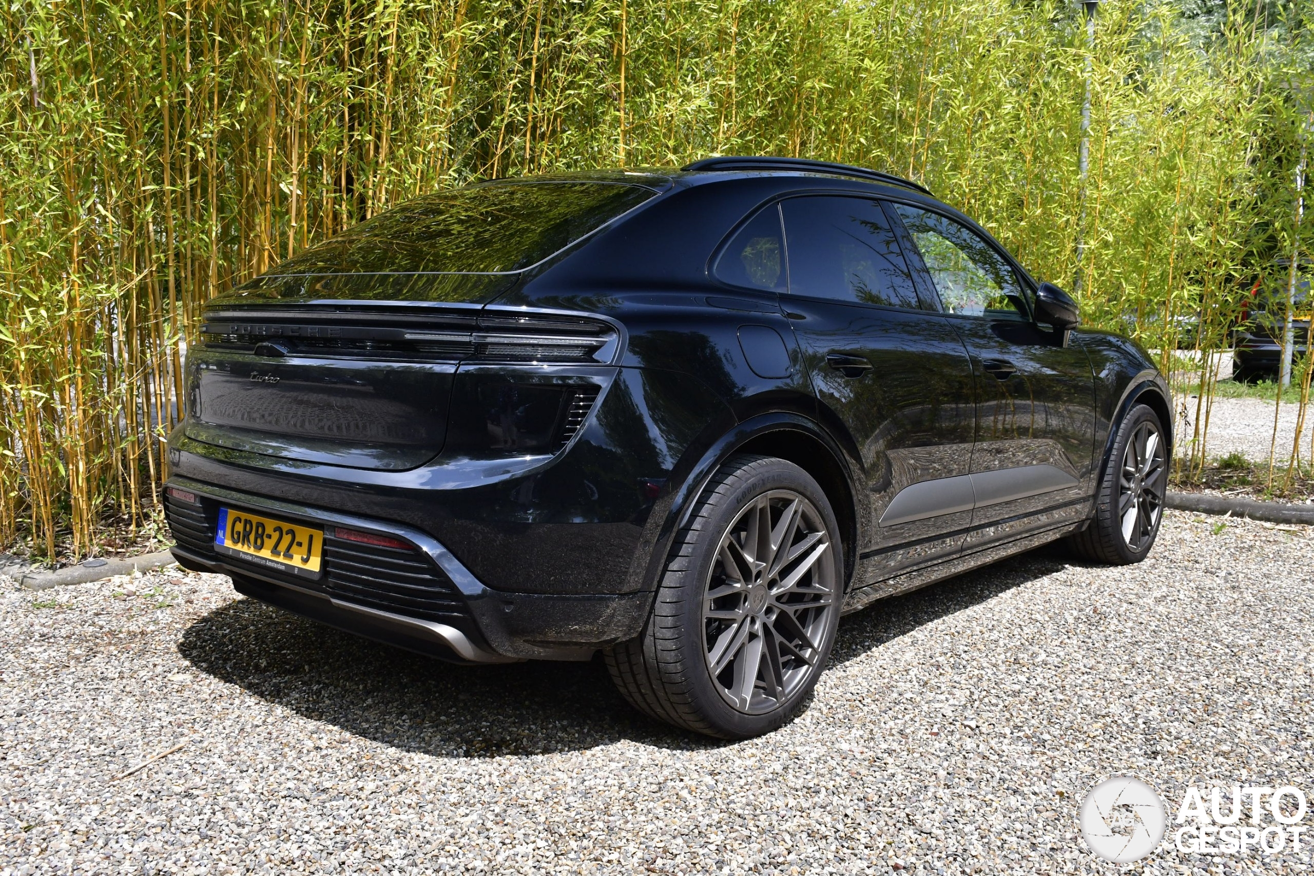 Porsche Macan EV Turbo