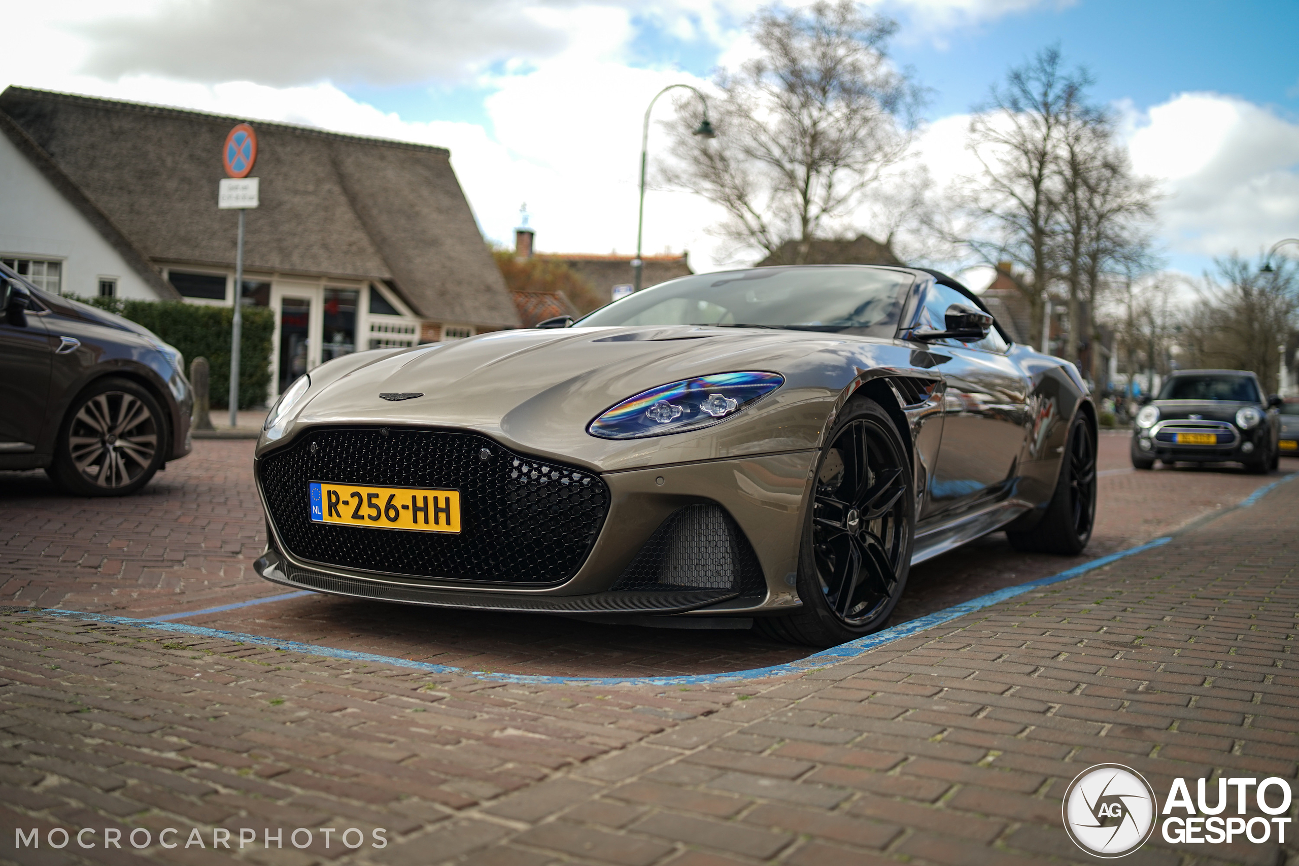 Aston Martin DBS Superleggera Volante