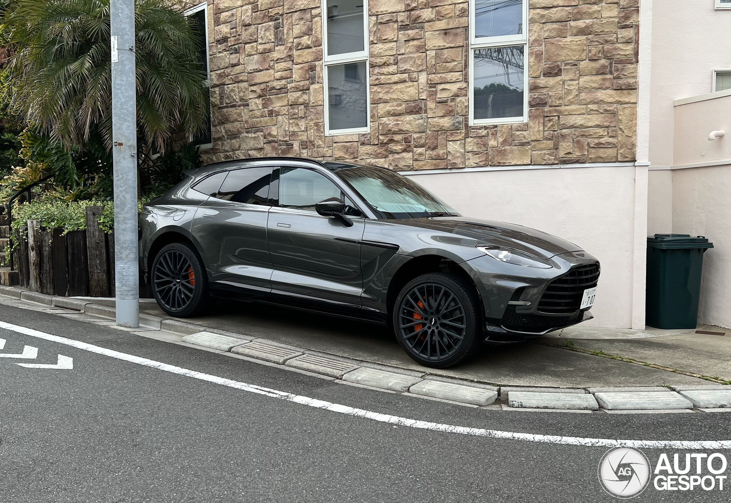 Aston Martin DBX707