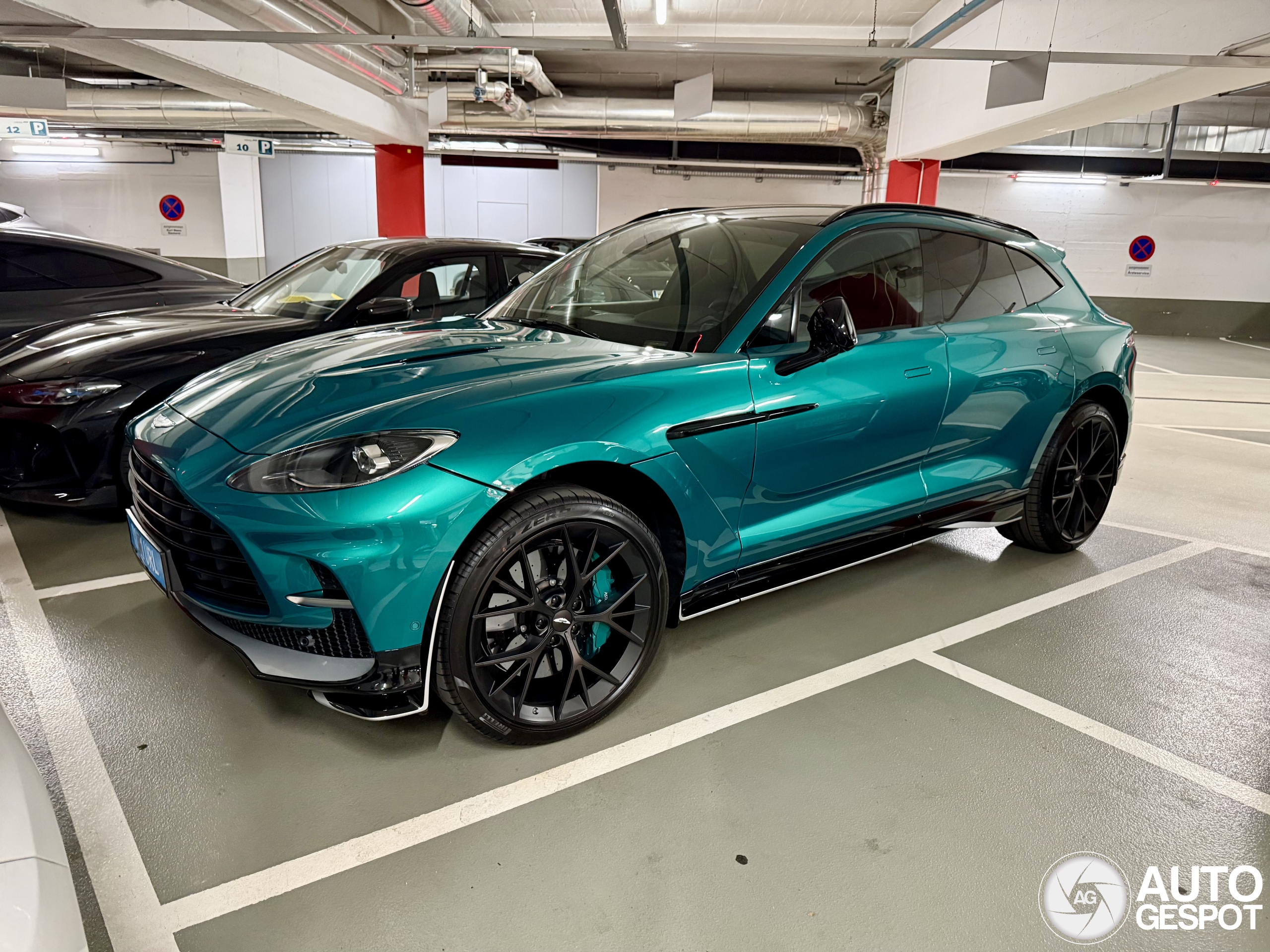 Aston Martin DBX707