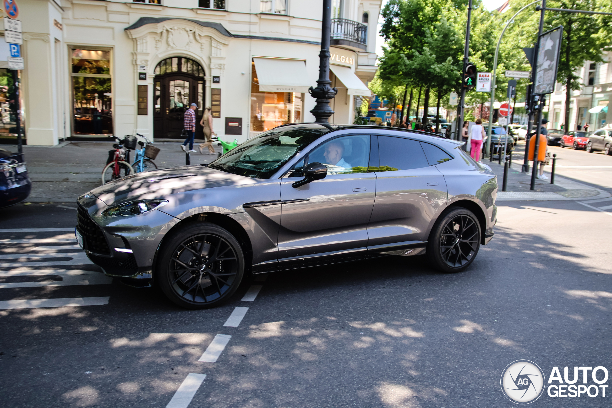 Aston Martin DBX707