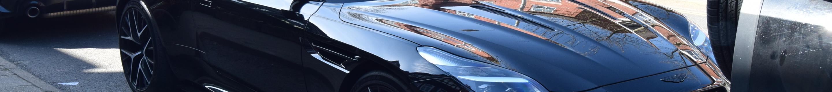 Aston Martin DB12 Volante