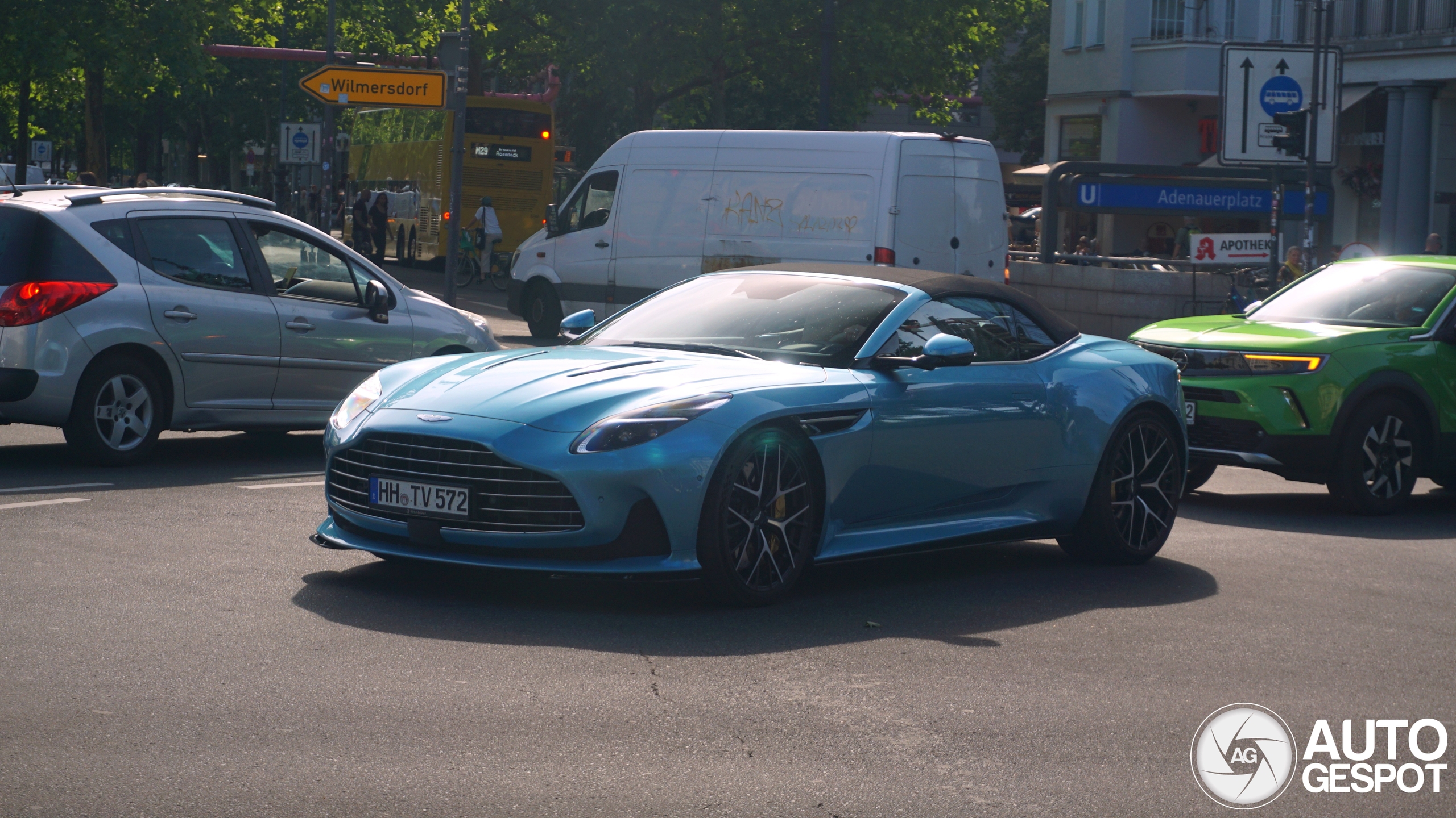 Aston Martin DB12 Volante