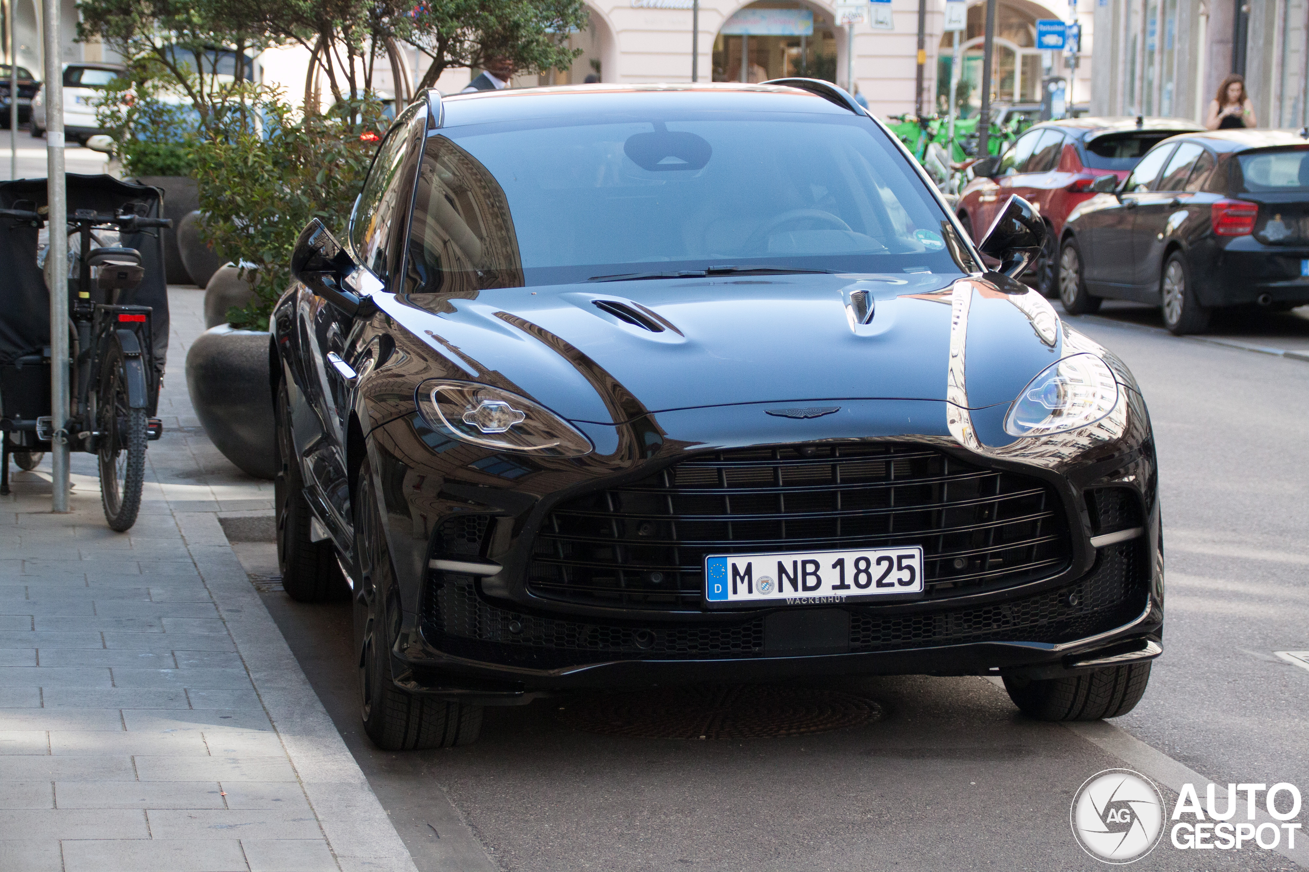 Aston Martin DBX707
