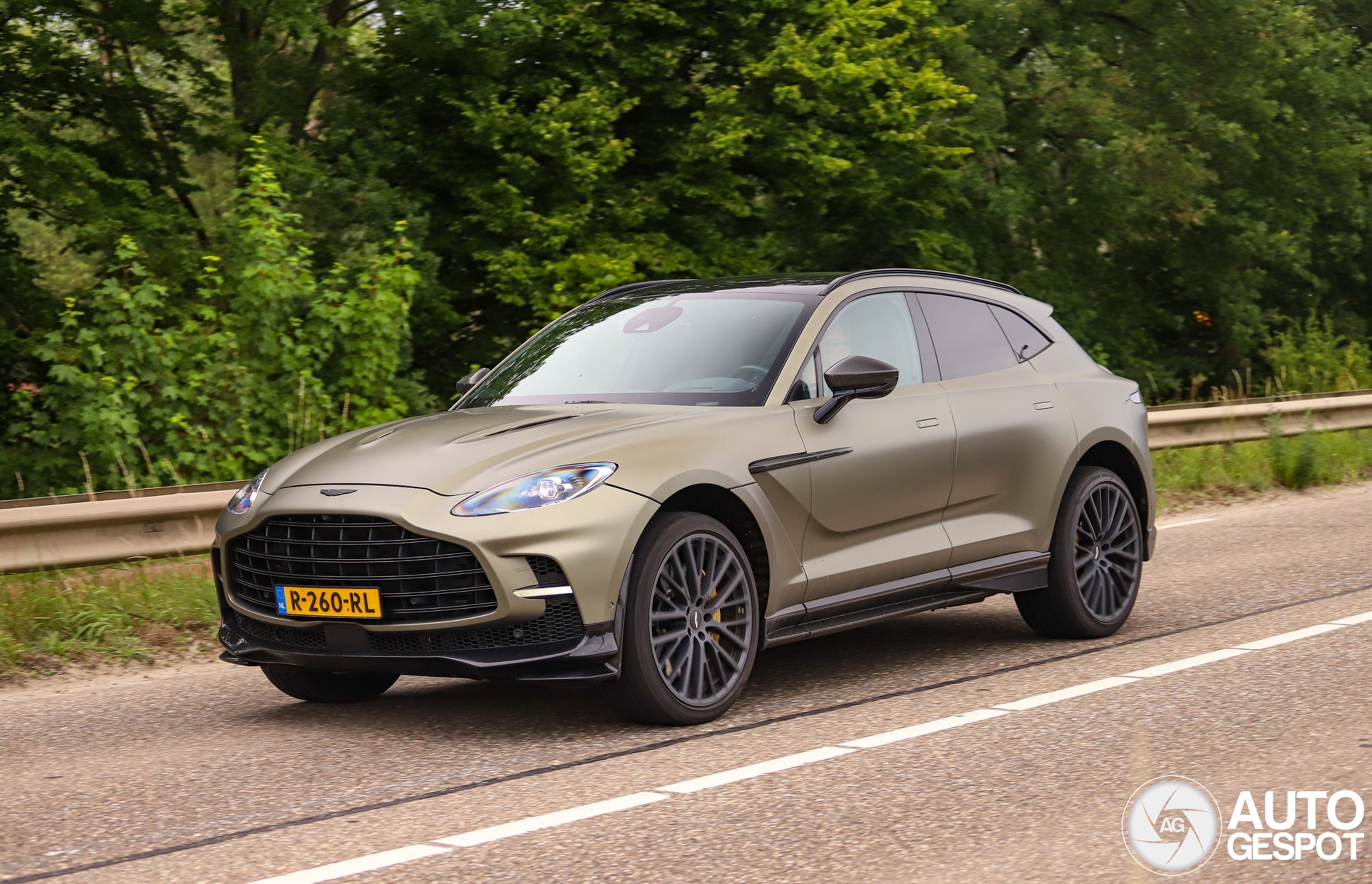 Aston Martin DBX707