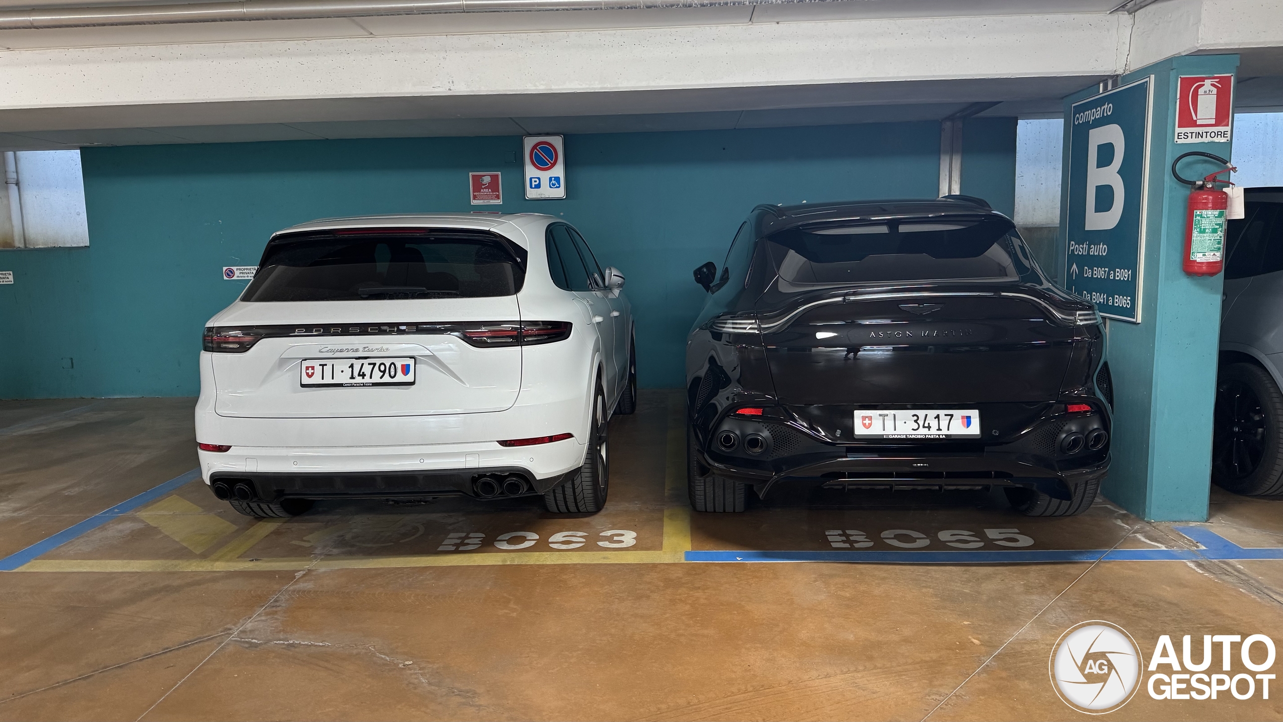 Aston Martin DBX707